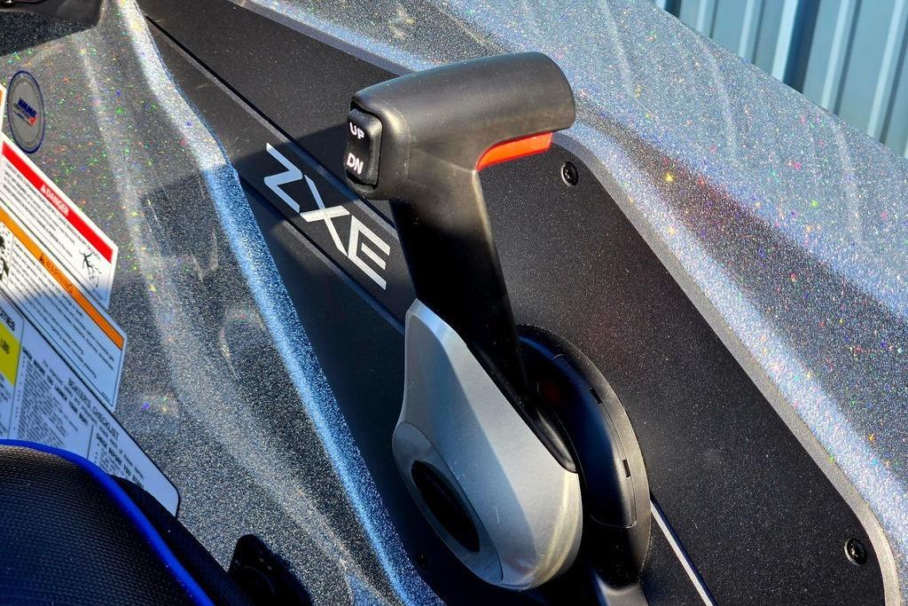 Close-up of 2026 Skeeter ZXE20 throttle control with glittery finish.