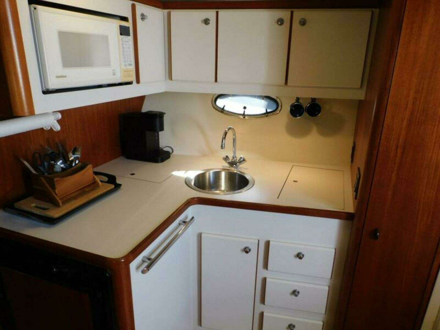 1995 Tiara Yachts 3500 Express - Image 19