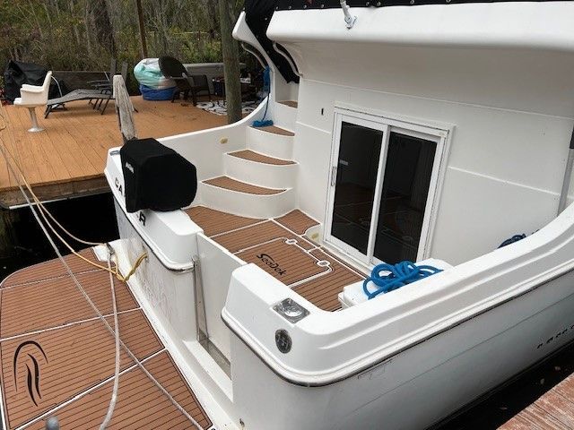 2005 Carver 41 Cockpit Motor Yacht - 5