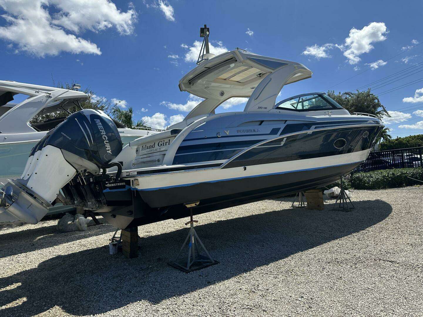2021 Formula 350 Crossover Bowrider OB - Image 5