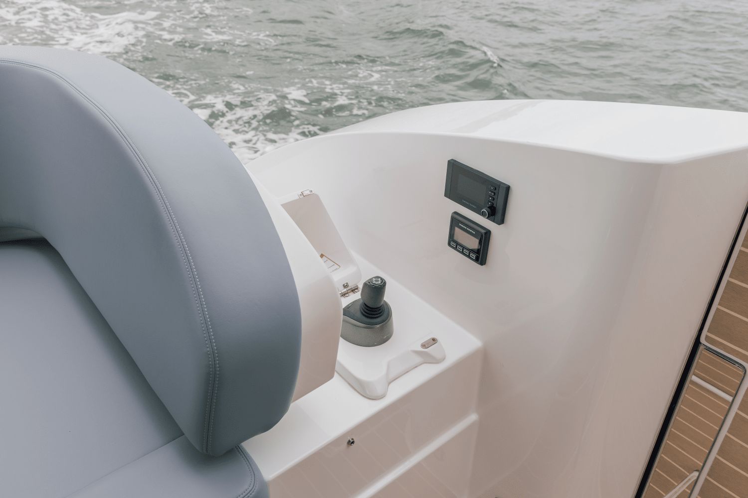 2027 Cruisers Yachts 57 Fly - 24