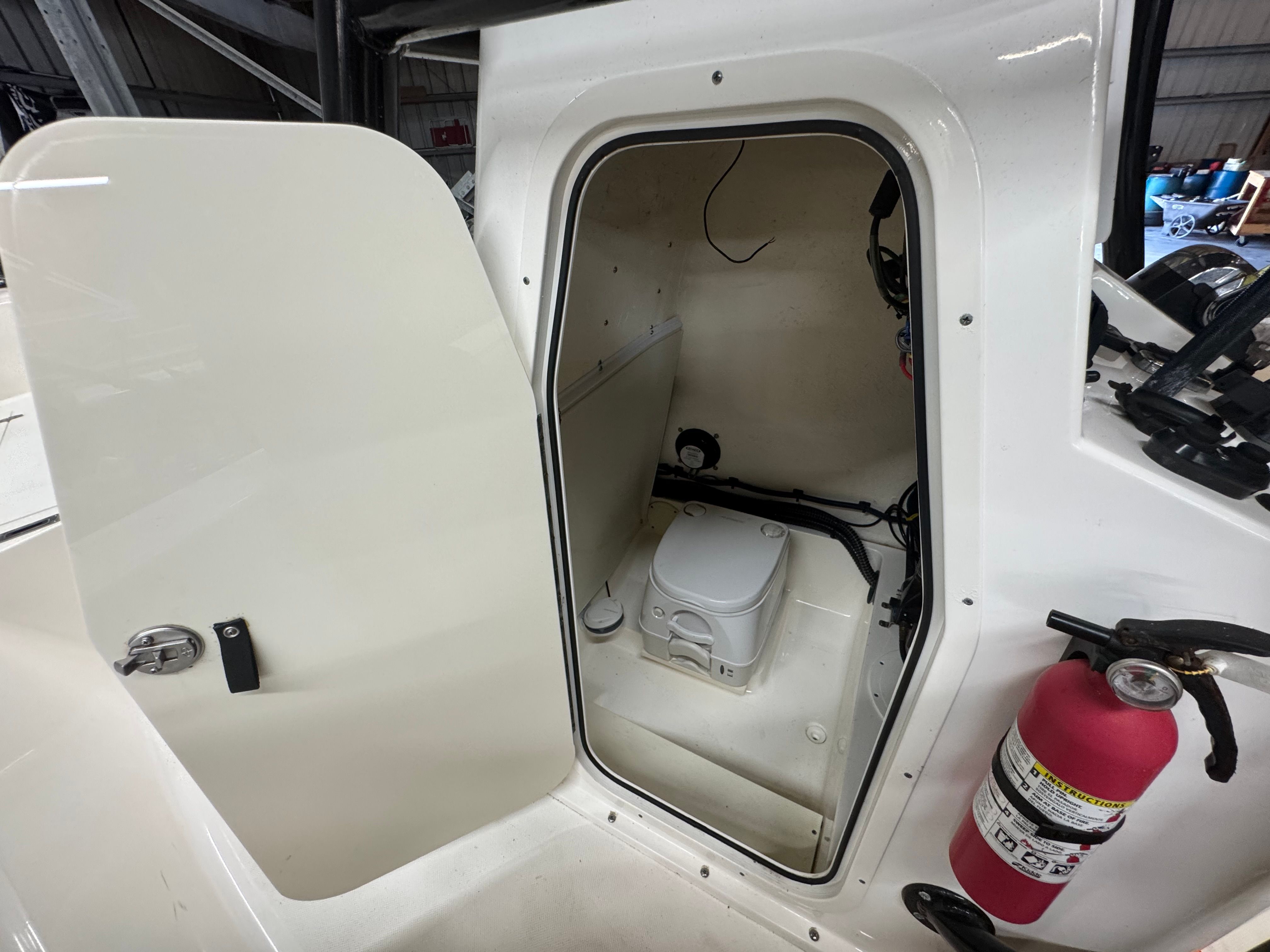 2020 Sea Born LX24 Center Console - 32