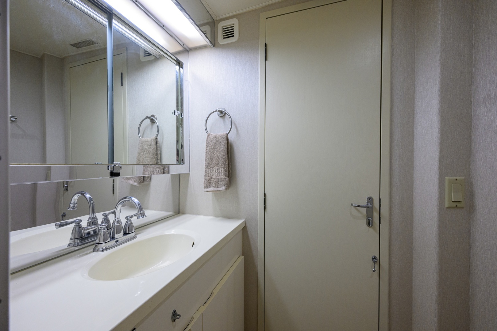 1992 Hatteras 46 Convertible - Image 30