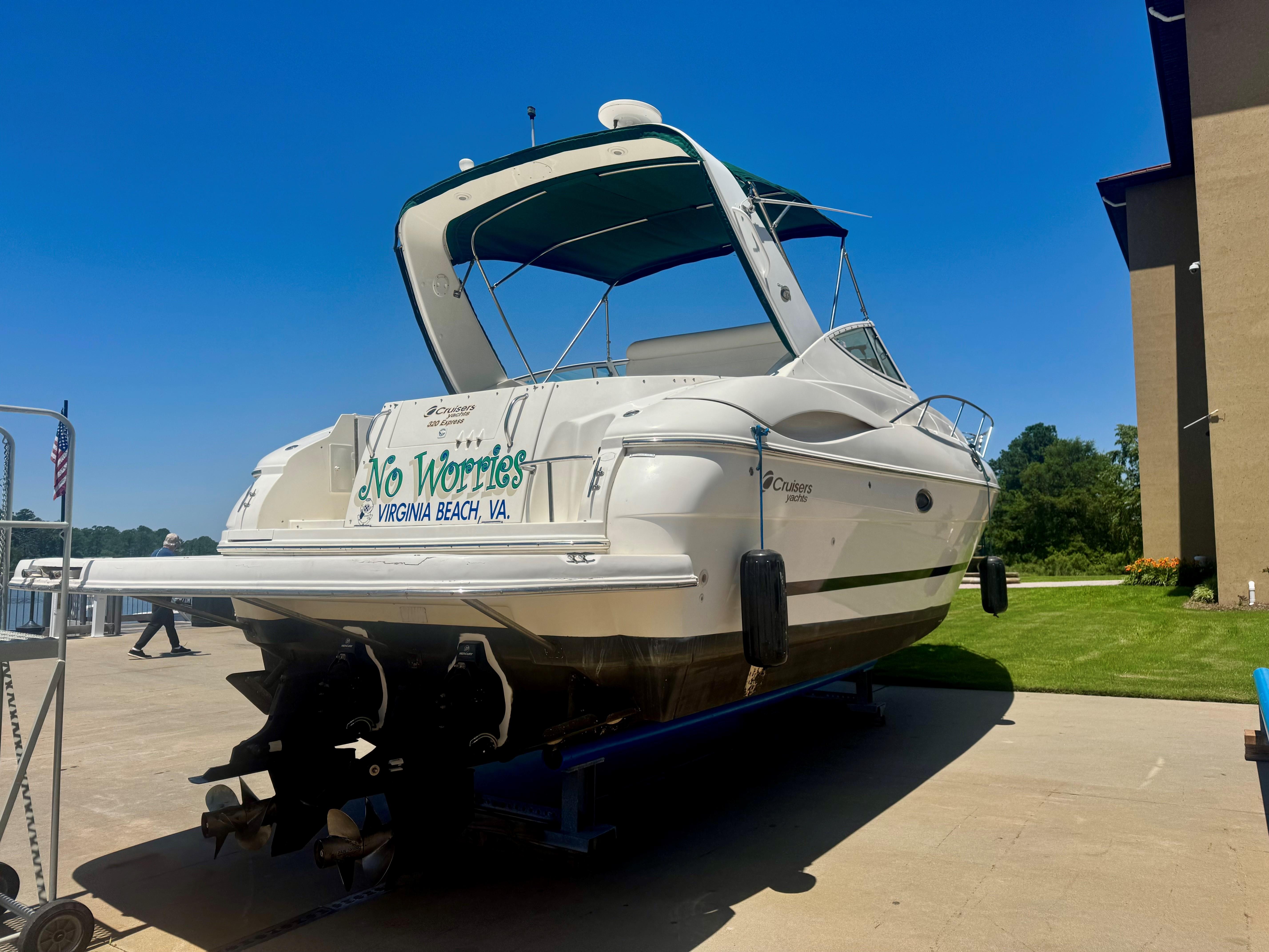 2004 Cruisers Yachts 320 Express - 9