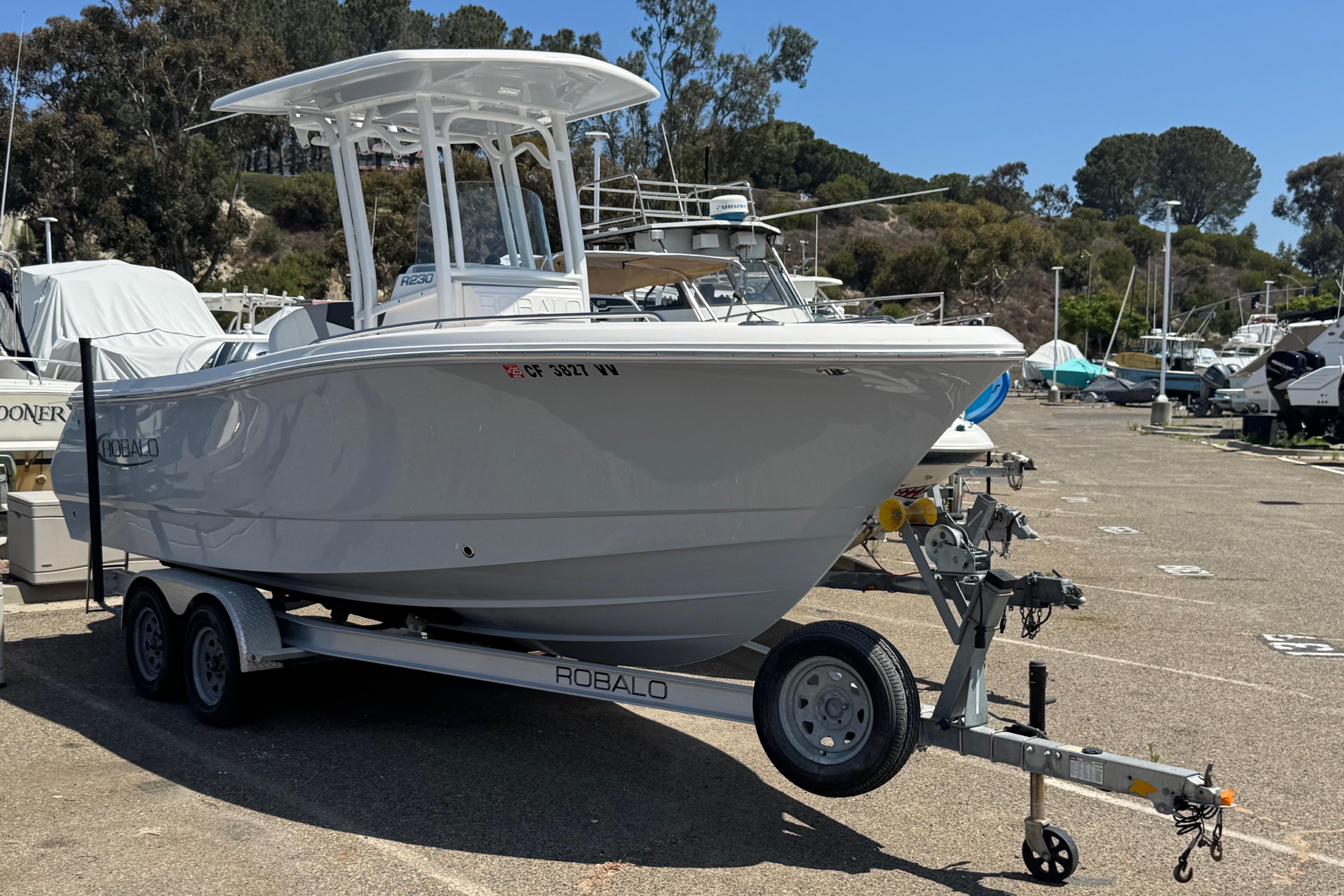 2022 Robalo R230 Center Console