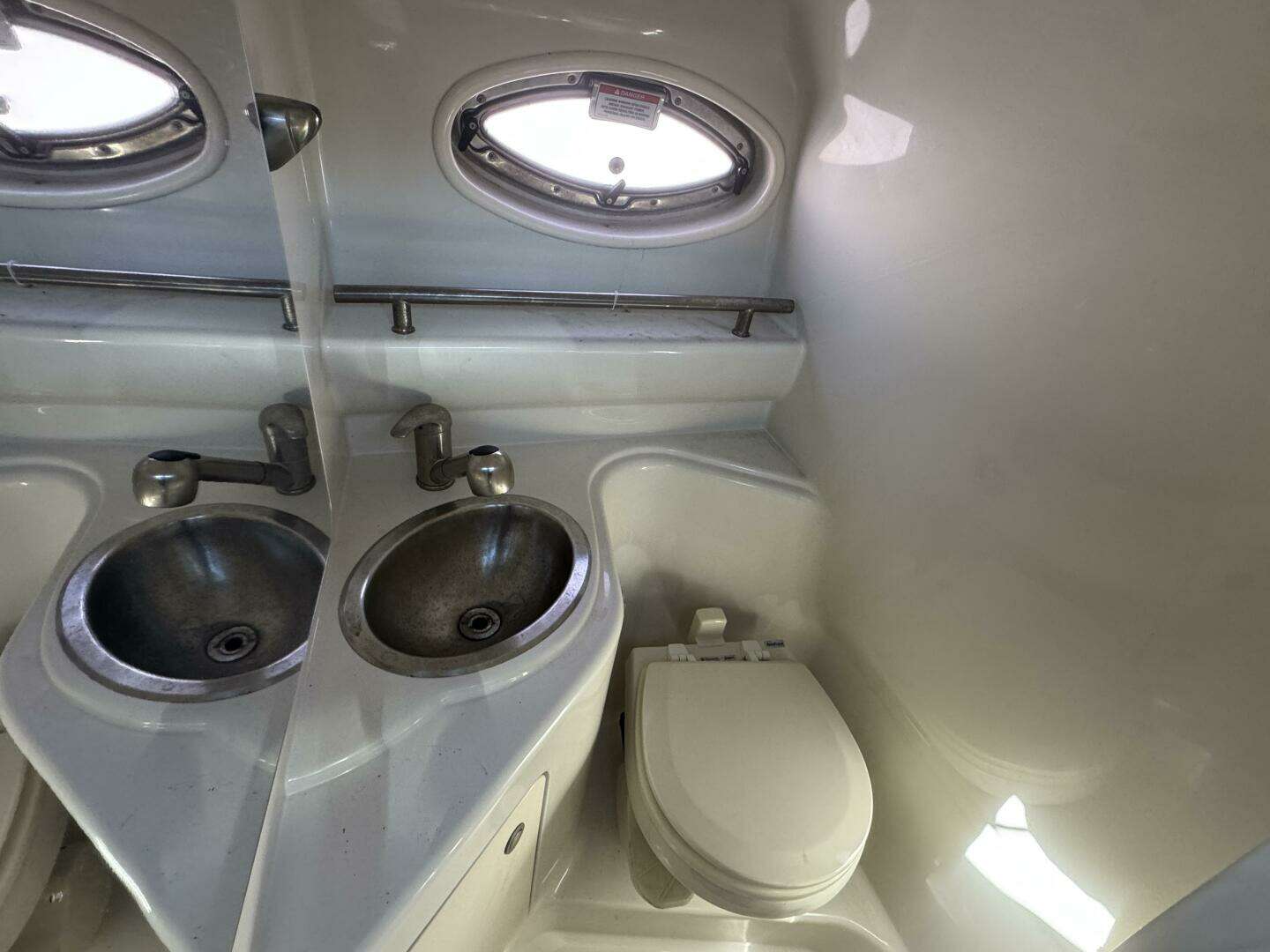 2008 Sea Ray 240 Sundancer - Image 11