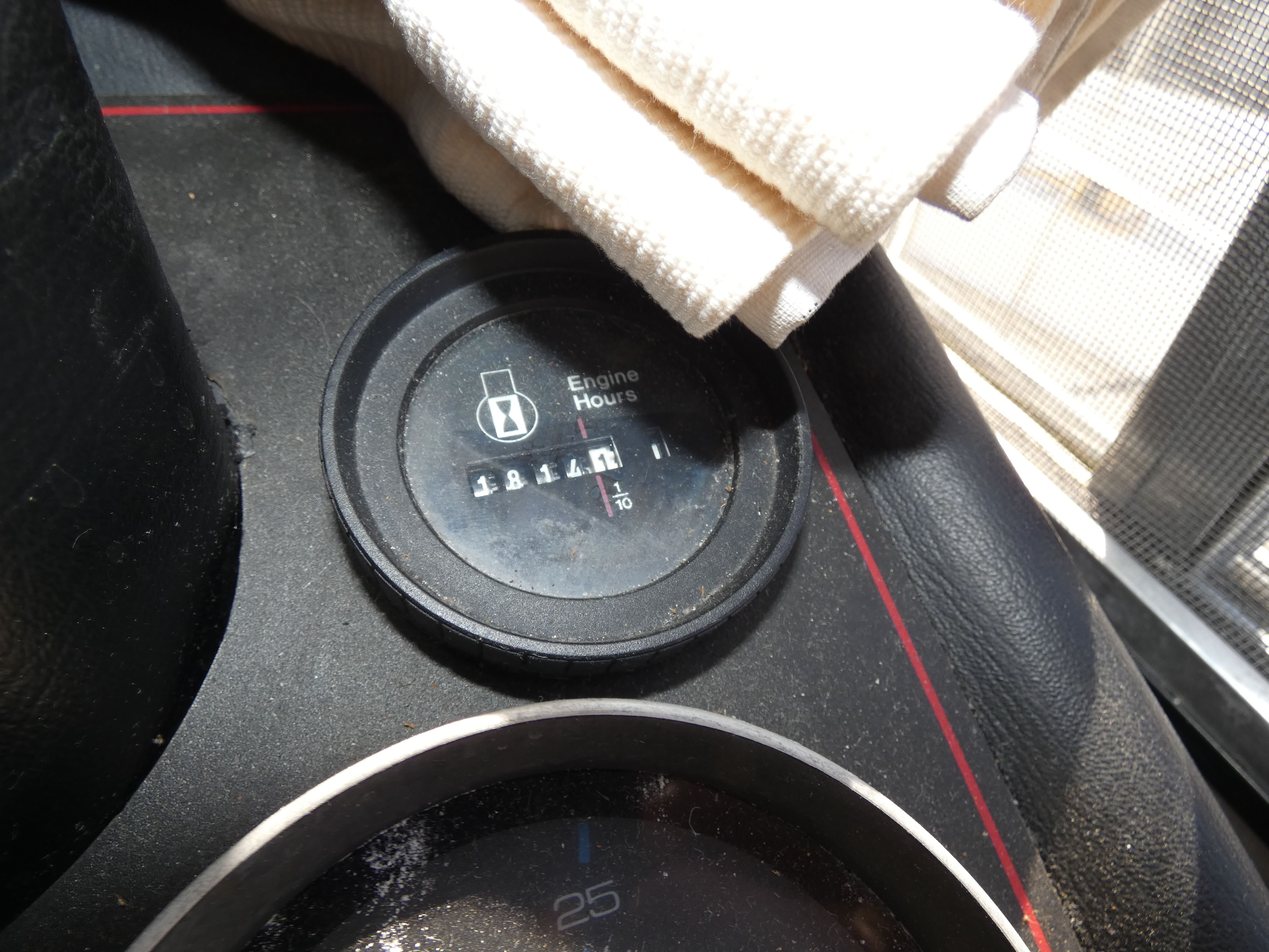 Hour meter of 1984 Bayliner 3870 Motoryacht.