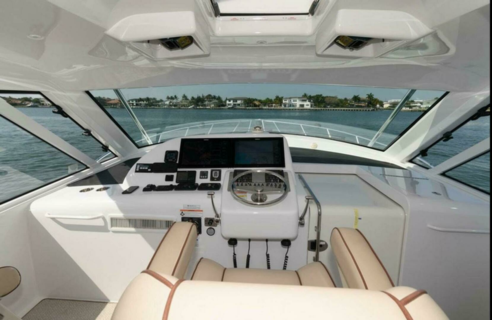 2015 Hatteras Express Sportfish - Image 14