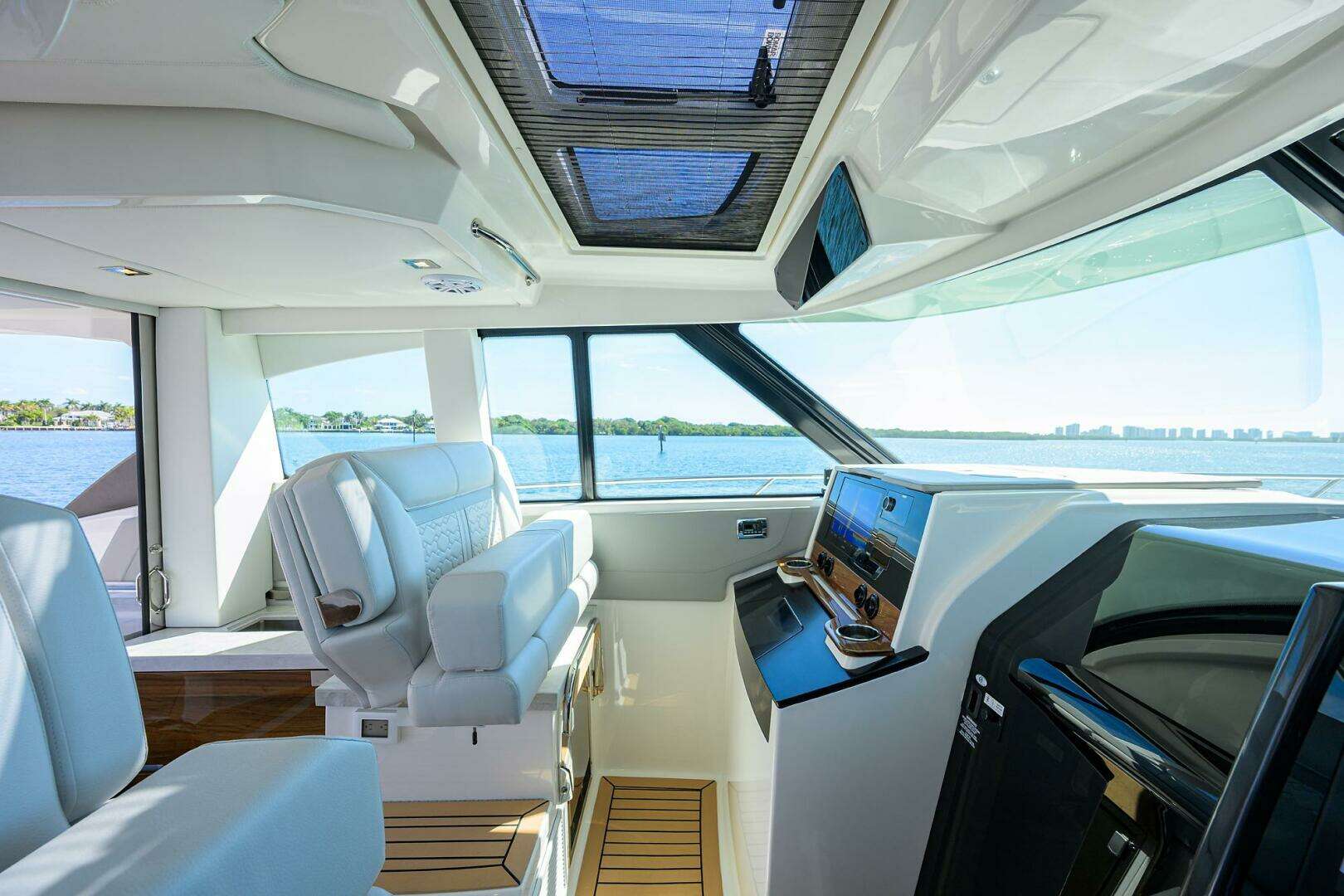 2022 Tiara Yachts 43 LE - Image 12