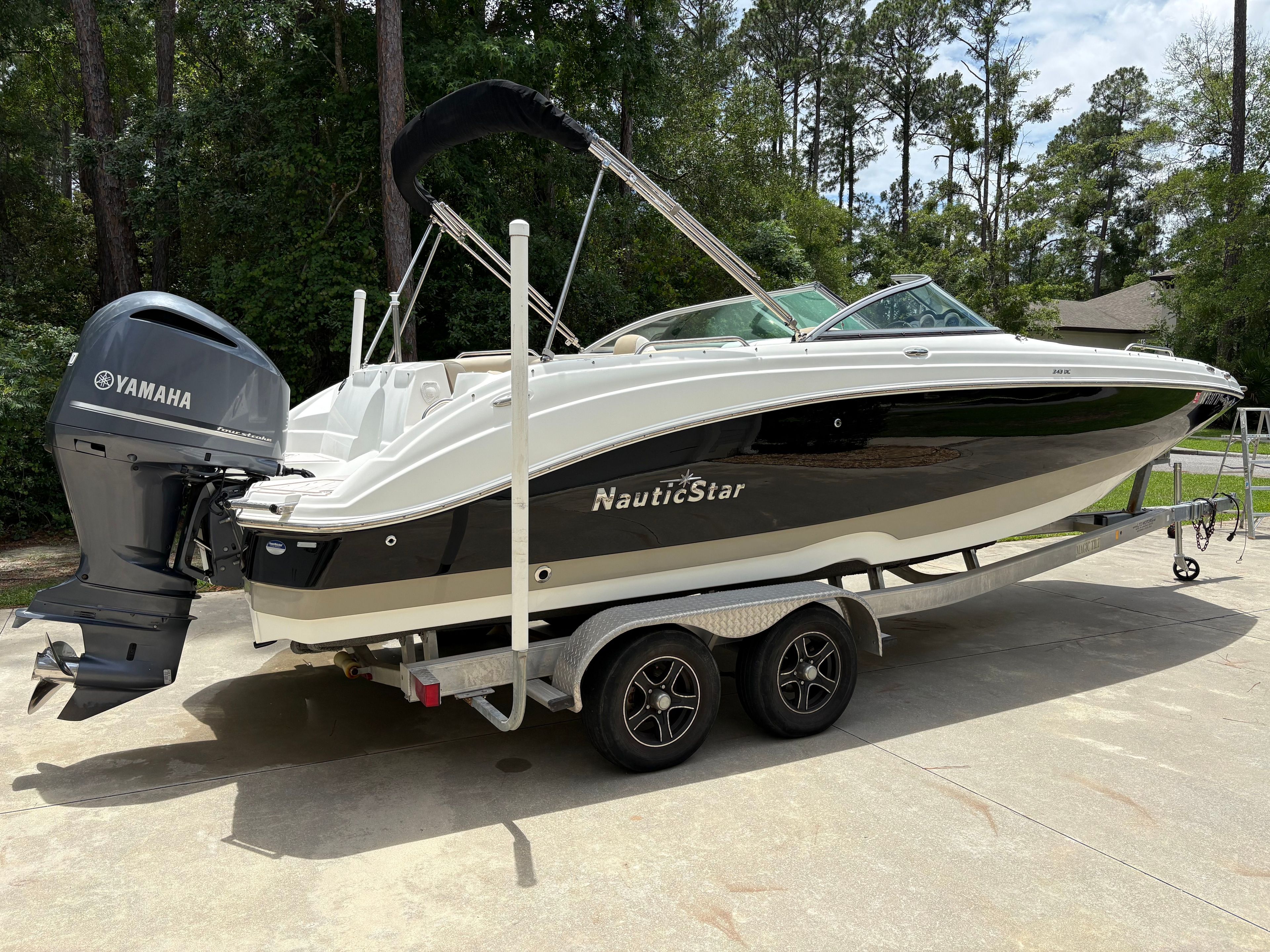2016 NauticStar 243DC Sport Deck
