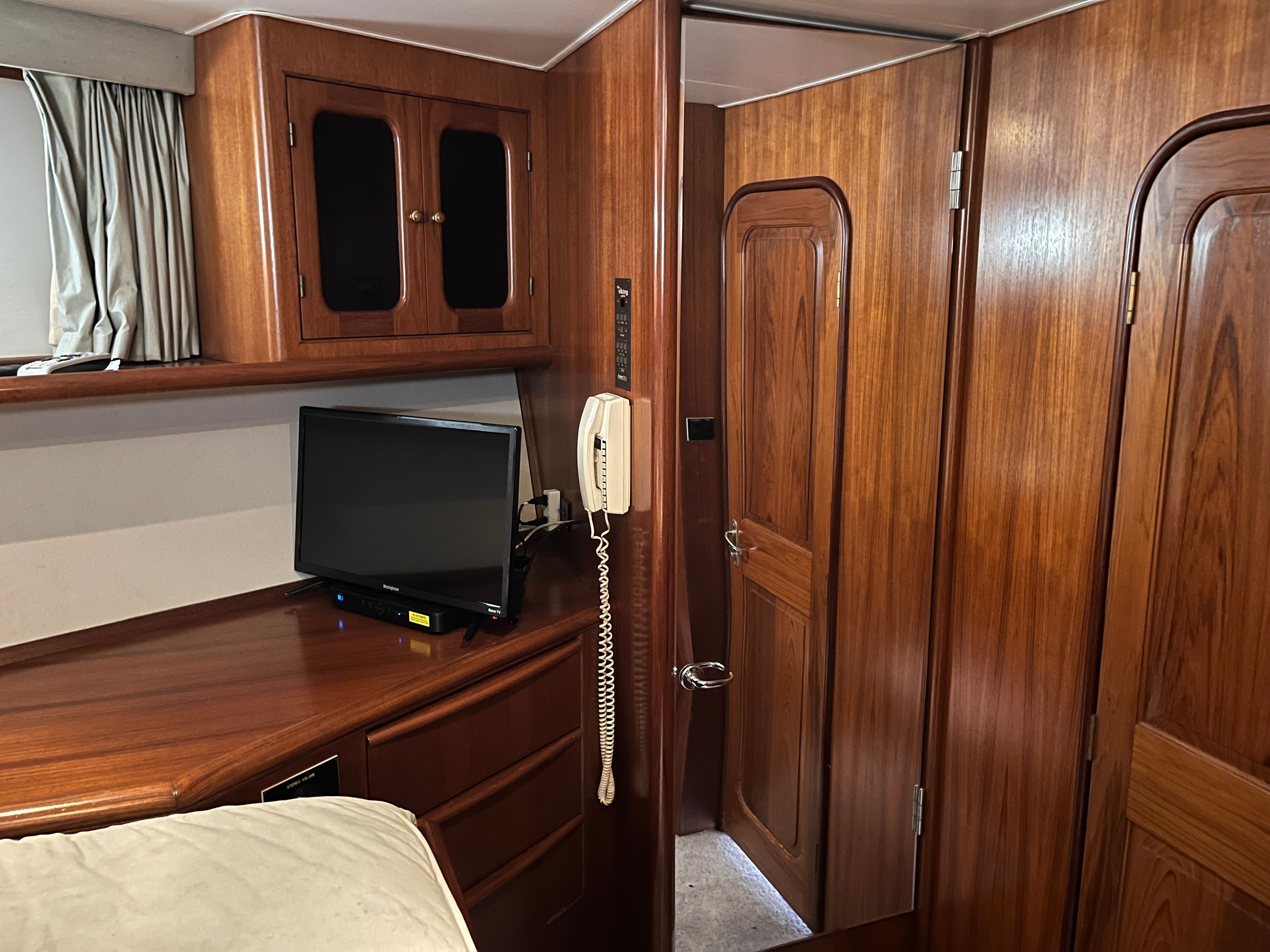 1994 Viking Motor Yacht - 23