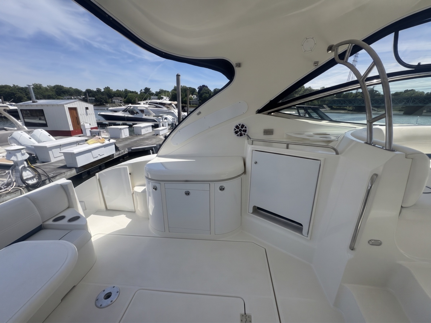 2006 Cruisers Yachts 520 Express - Image 9