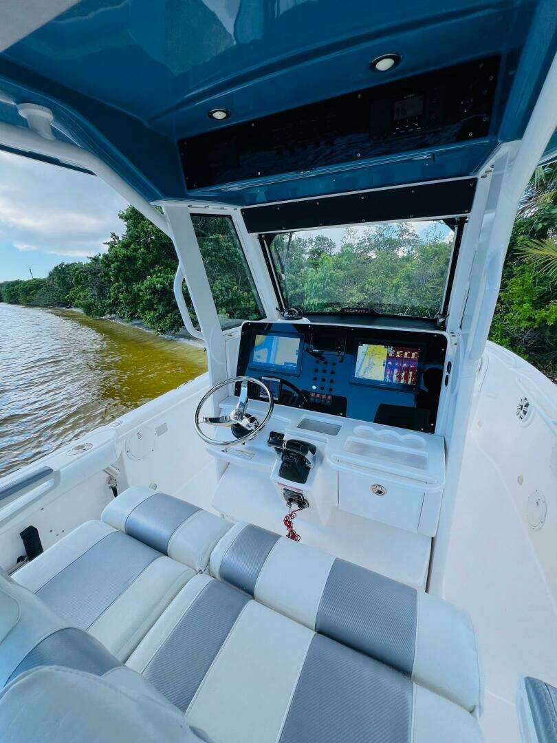2012 Everglades 295 Center Console - Image 27