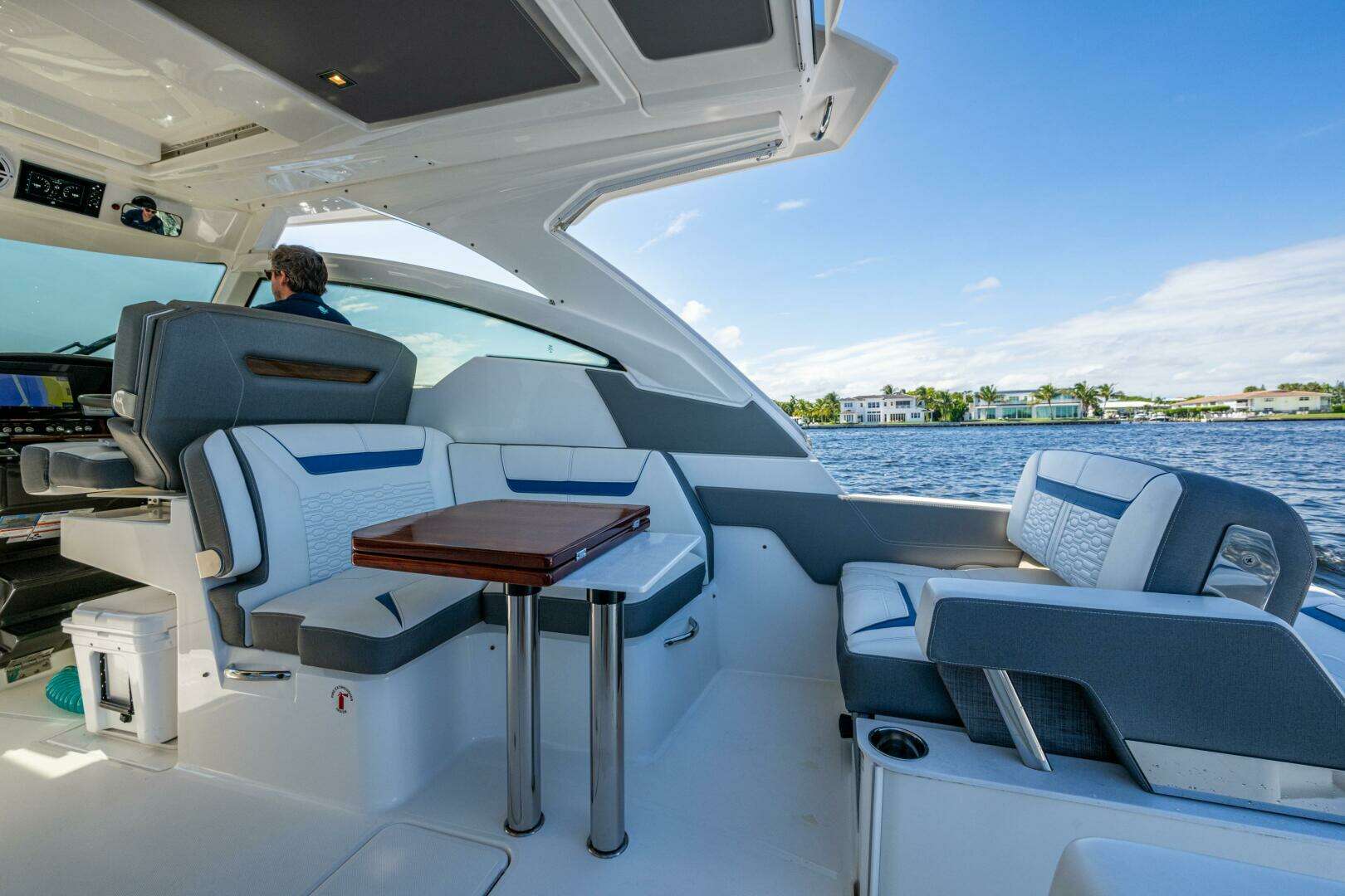 2021 Tiara Yachts 34 LX - Image 15