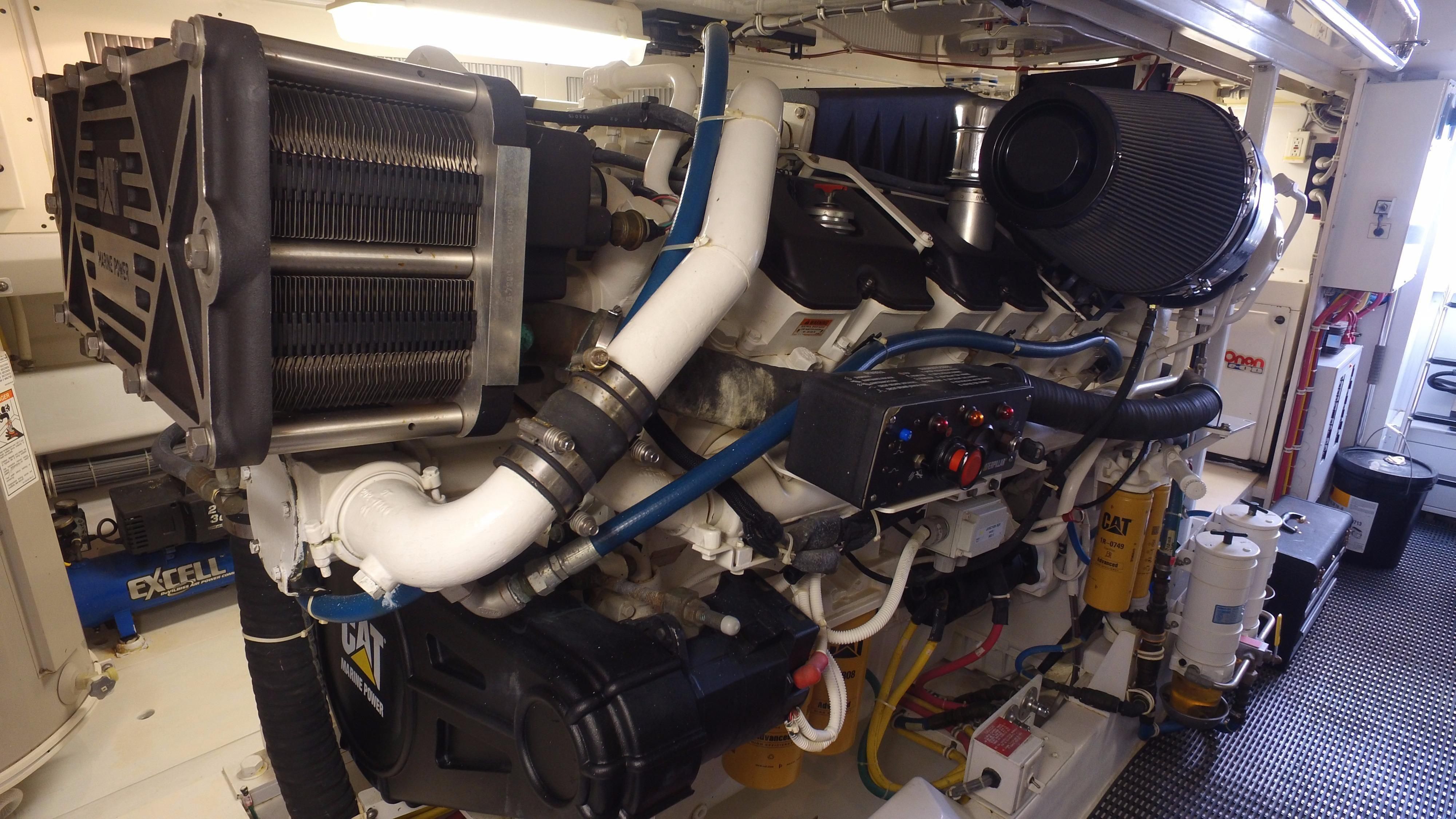 2004 Hatteras Sportfisher - 37
