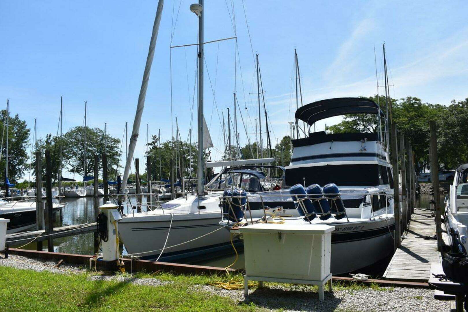 1985 Marinette 39 Double Cabin - Image 4