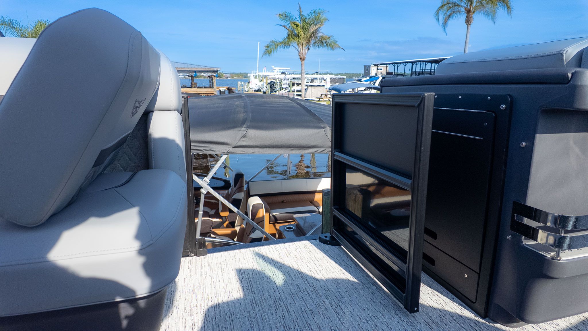 2026 Bennington 24 M Stern Lounge - 10