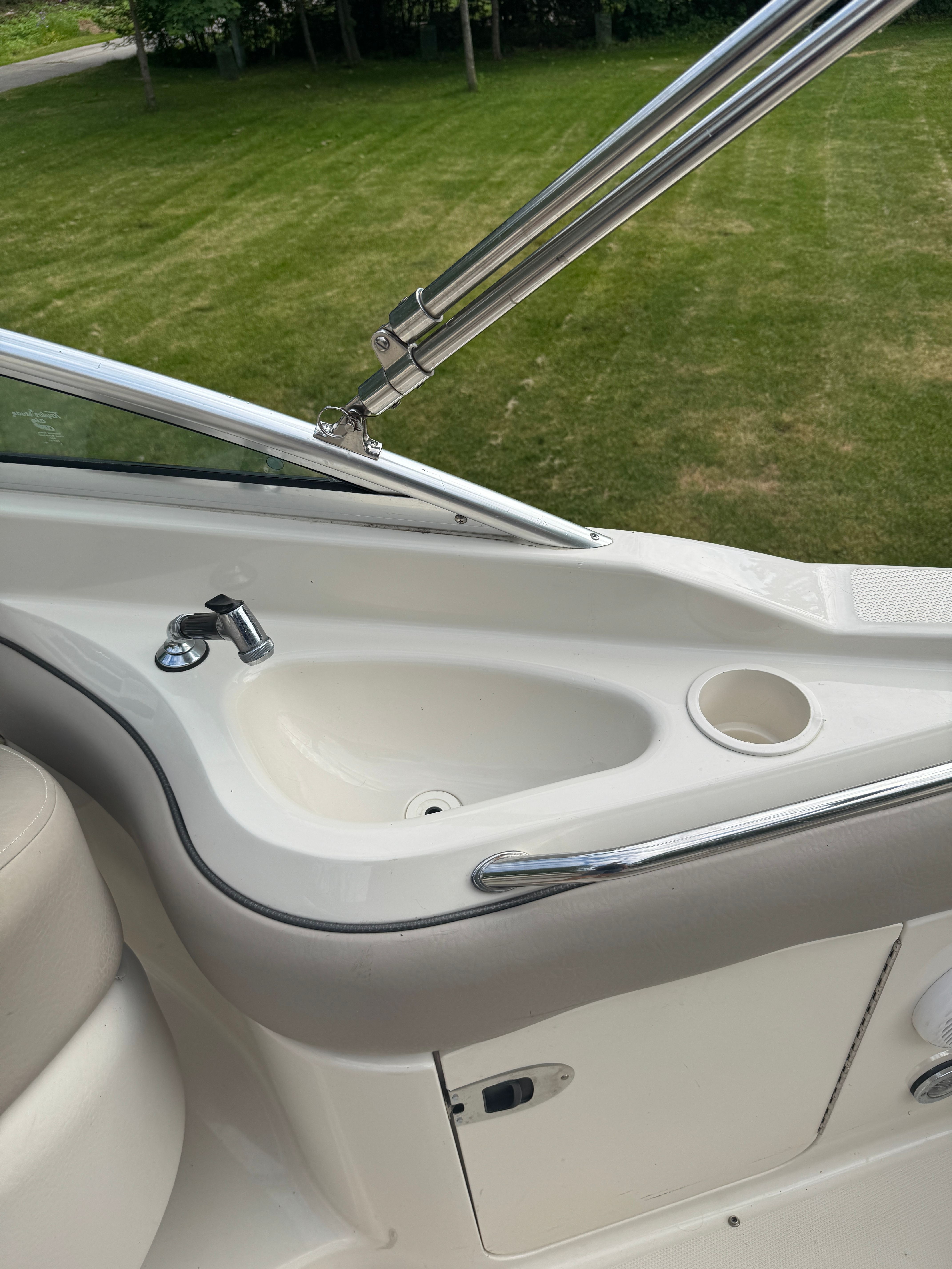 2002 Sea Ray 220 Sundeck - 37