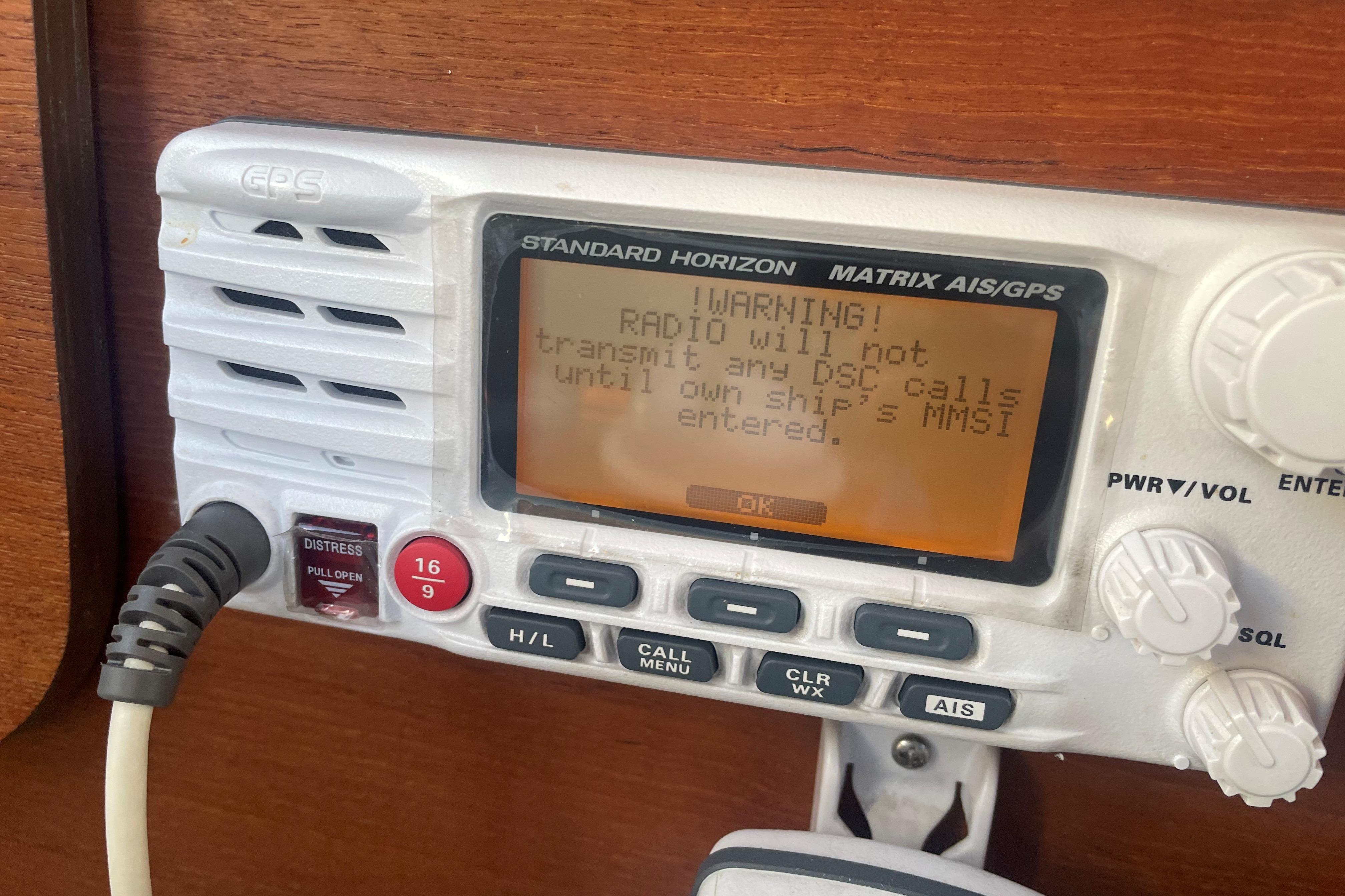 Standard Horizon marine radio displaying MMSI warning on a 2007 Ranger Tugs R-25.