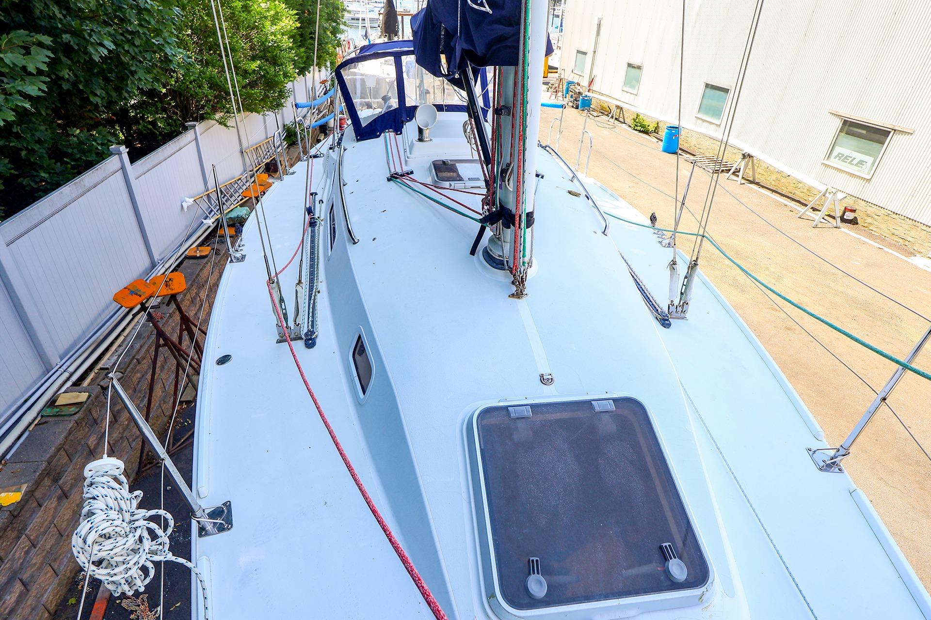 2001 J Boats J/32 sailboat deck view, showcasing rigging and hatch details.