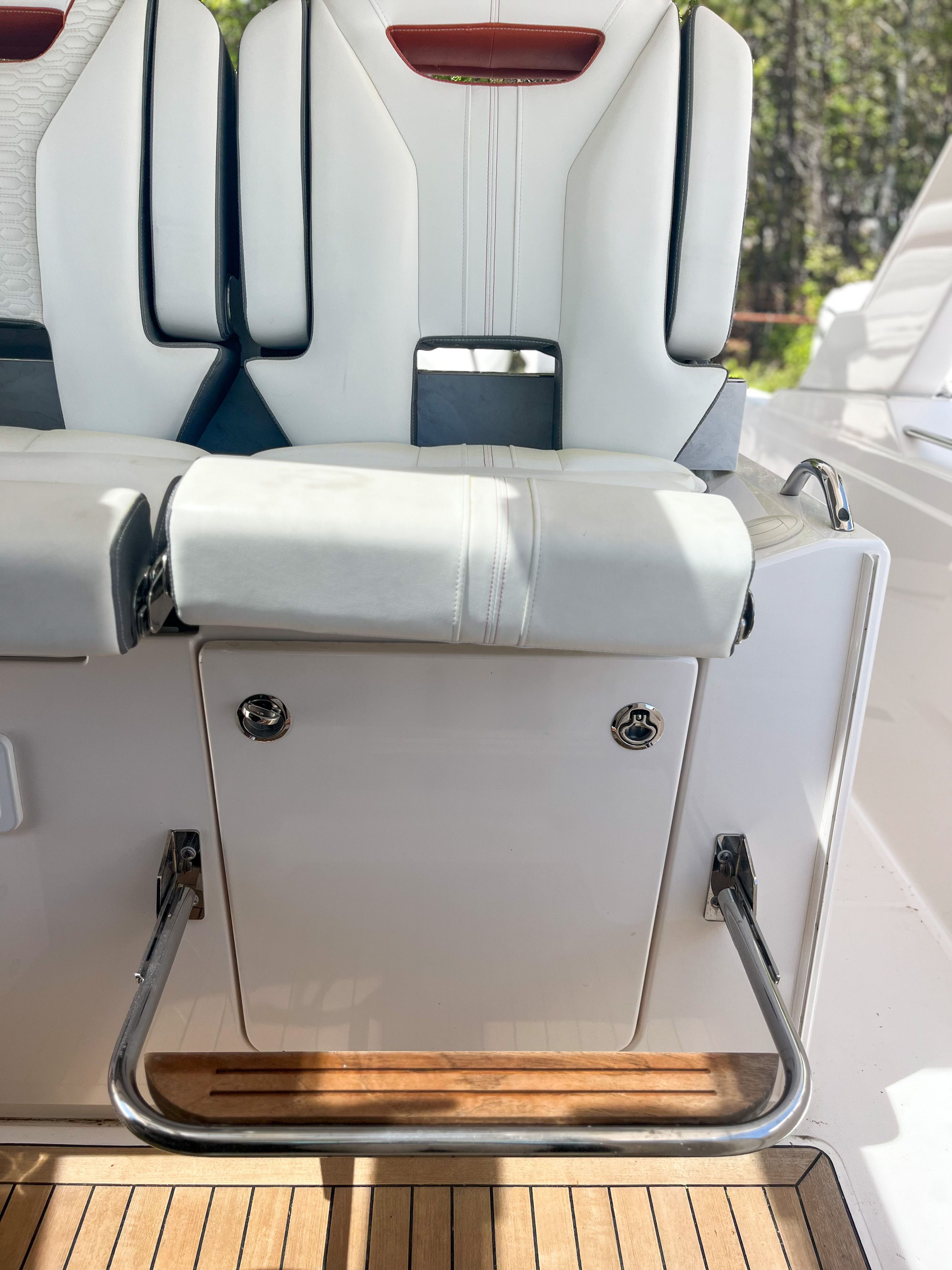 2019 TIARA YACHTS 38 LS - Image 16
