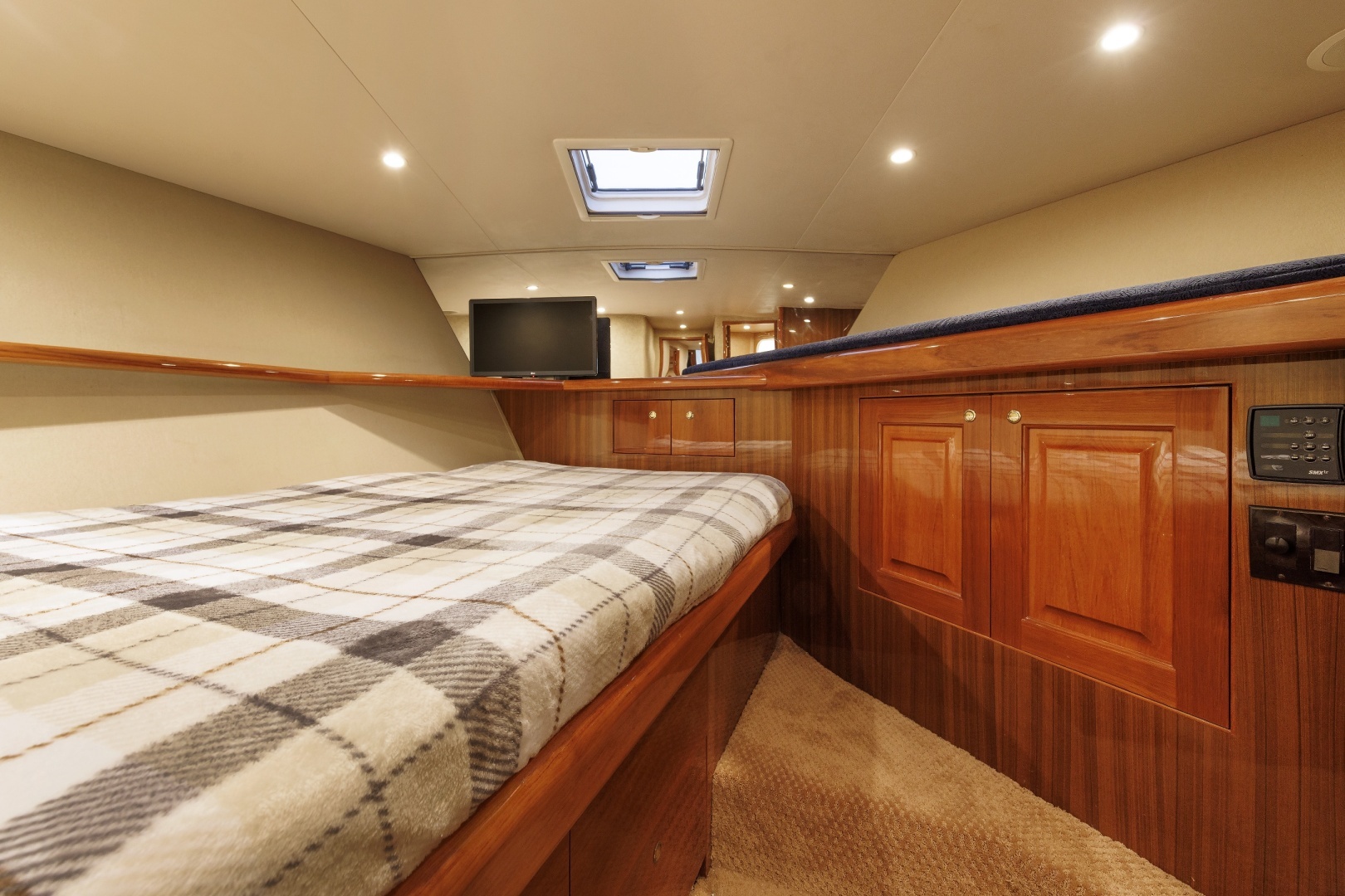 2005 Viking 61 Convertible - Image 11