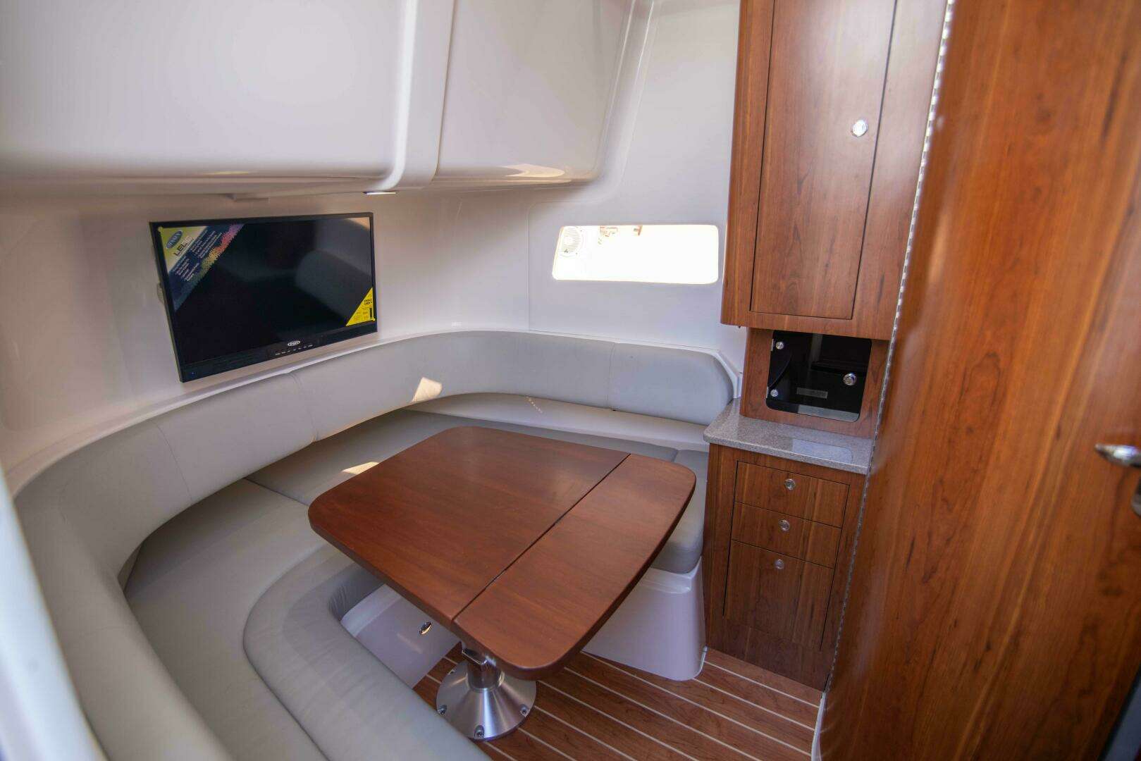 2016 Regulator 41 Center Console - Image 11