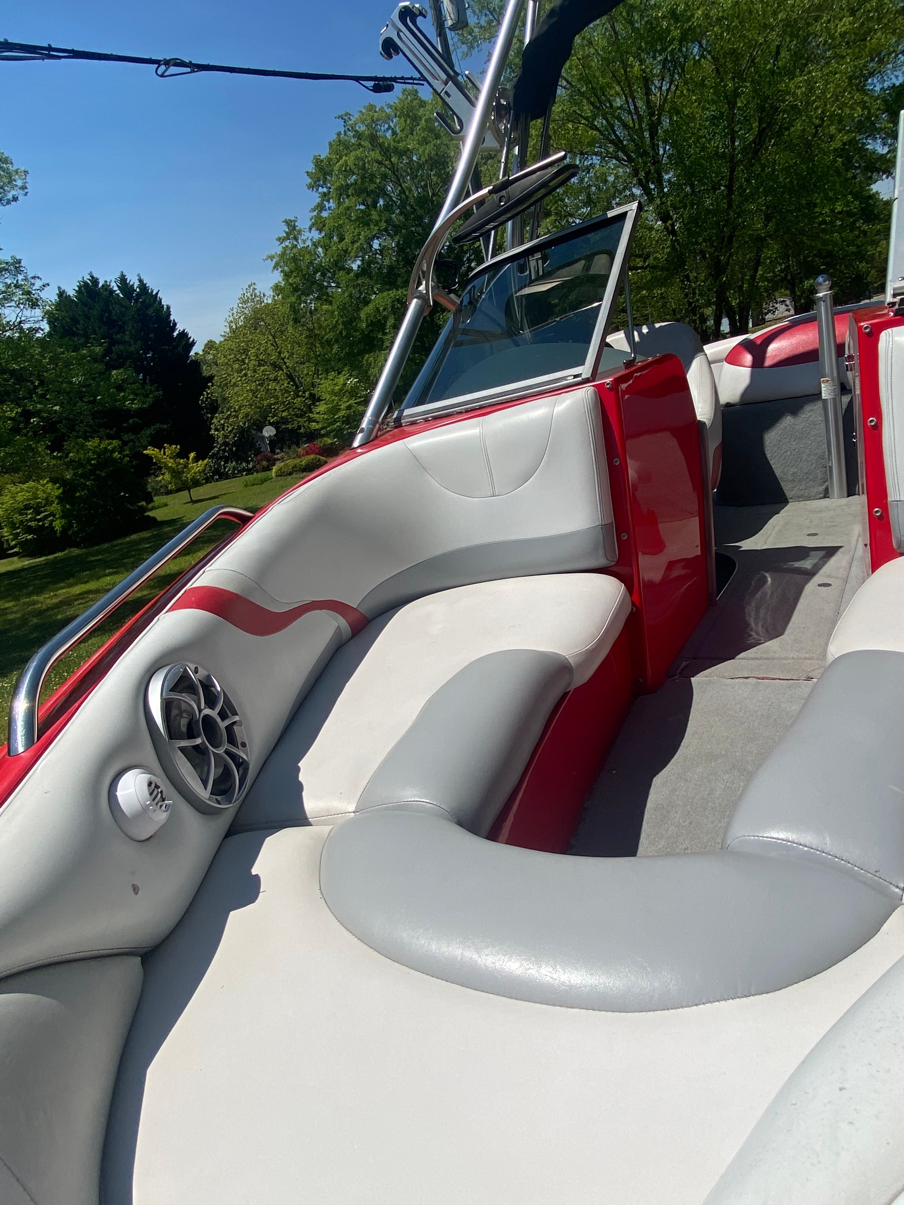 The image shows the interior of a 2004 MasterCraft X-9 boat with red and gray seating.
