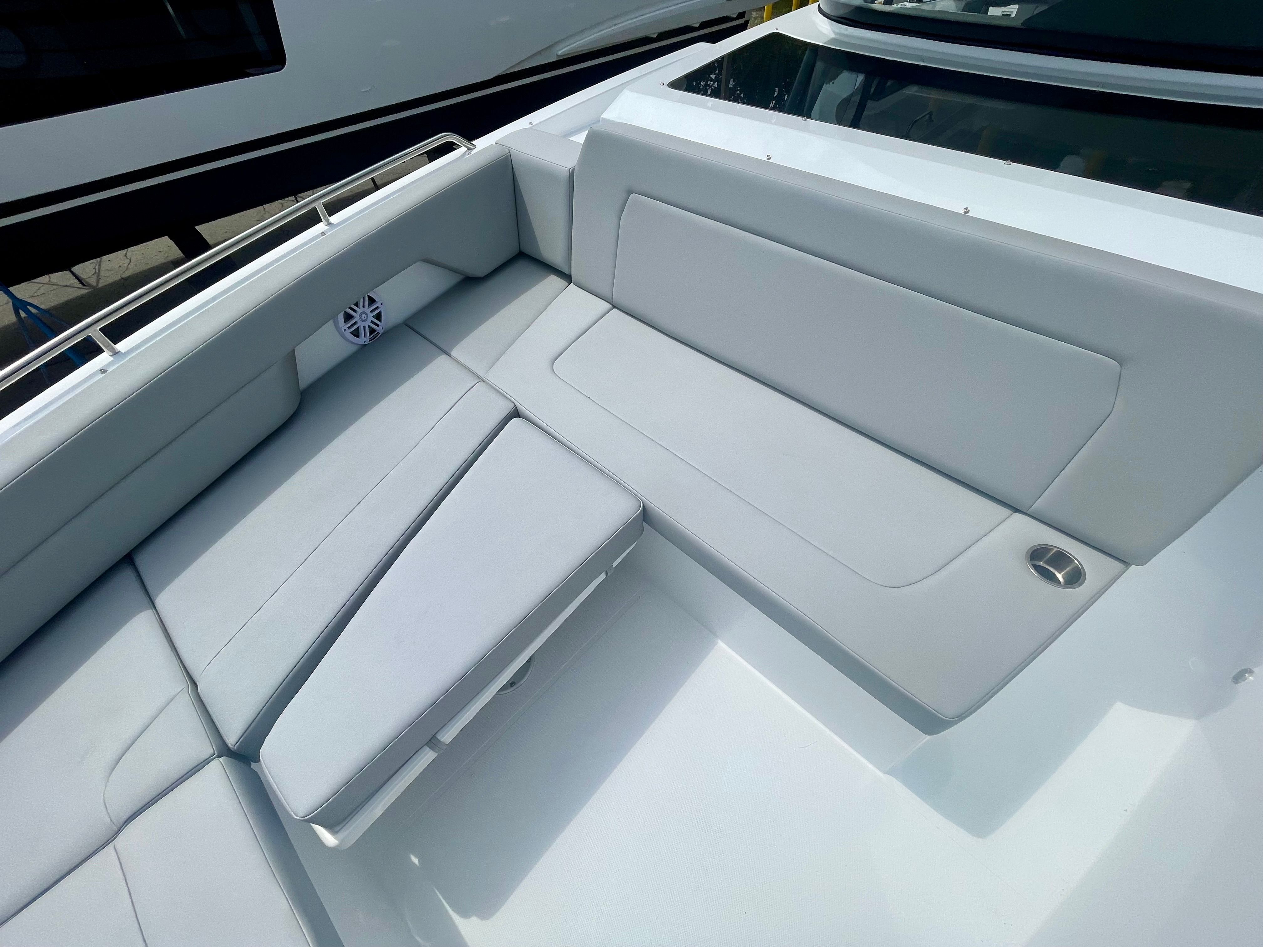 2026 Cruisers Yachts 38 VTR - 17