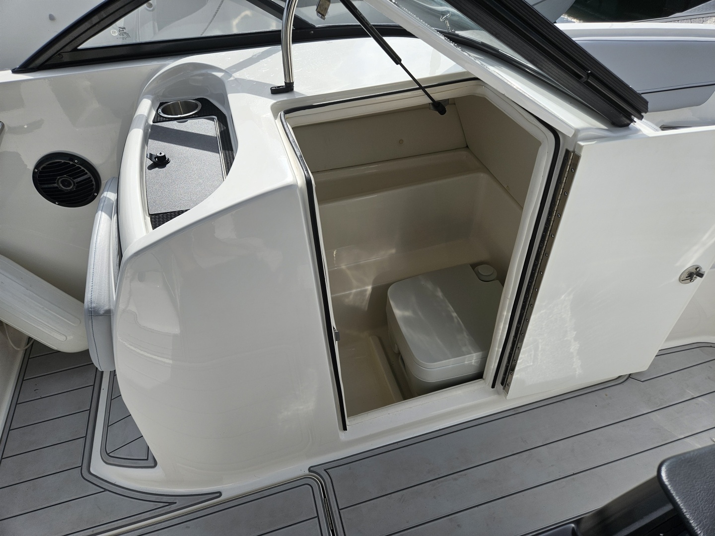 2024 Bayliner VR6 Bowrider OB - Image 10