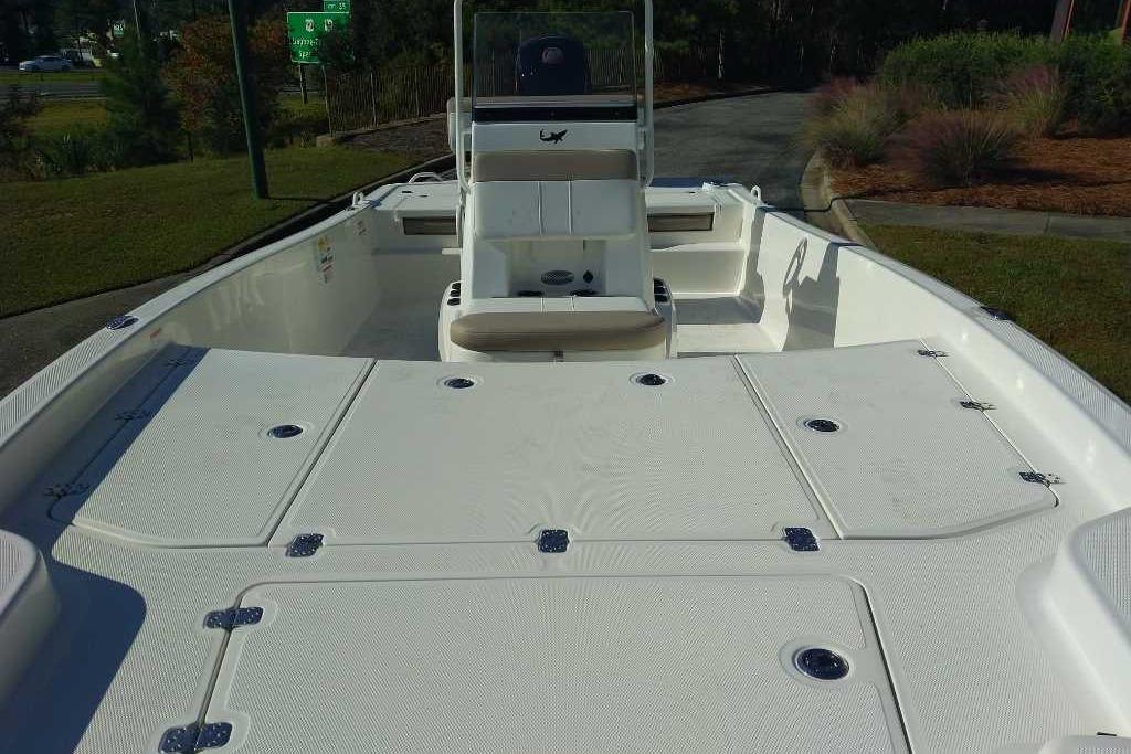 2026 Mako Pro Skiff 19 CC boat with spacious deck and center console.