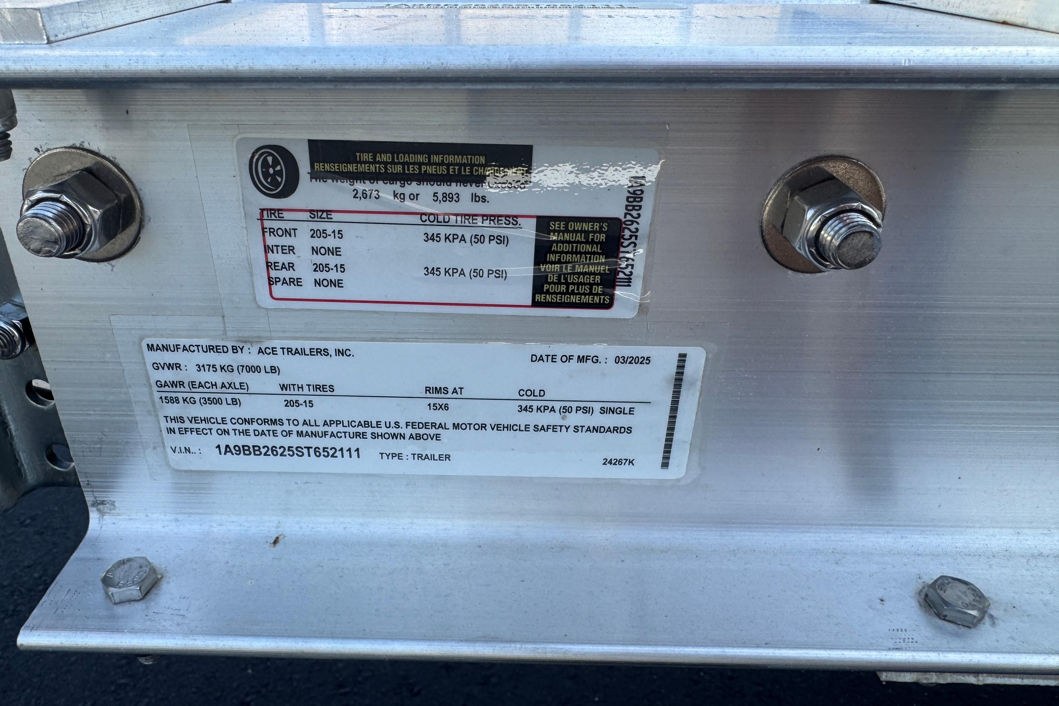 Label on a 2018 Hurricane SunDeck 2400 OB trailer, detailing tire and load specifications.
