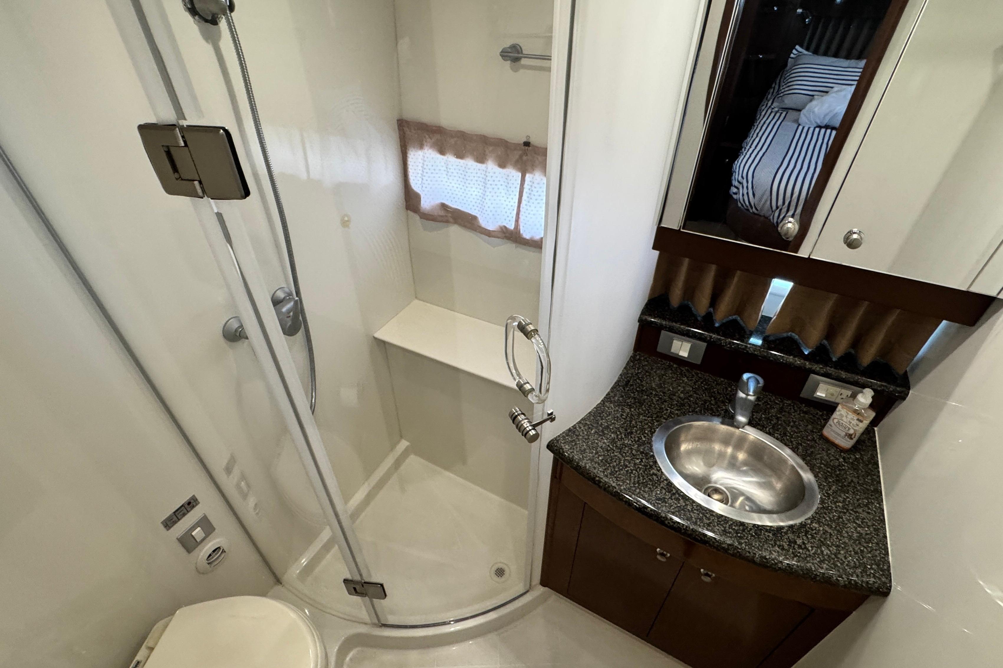 2007 Carver 47 Motor Yacht Owner's Ensuite