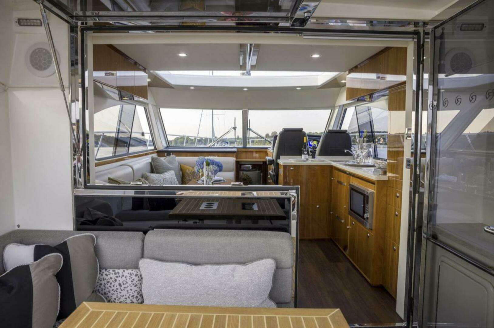 2016 Riviera 5000 Sport Yacht - Image 13