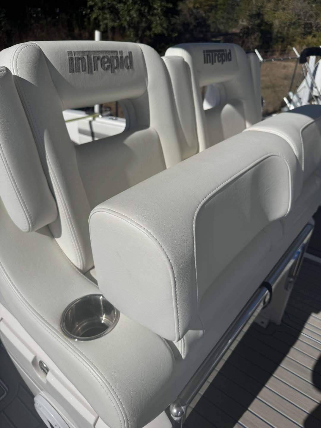 Intrepid 327 Nomad 2021, white leather seats with cup holder.