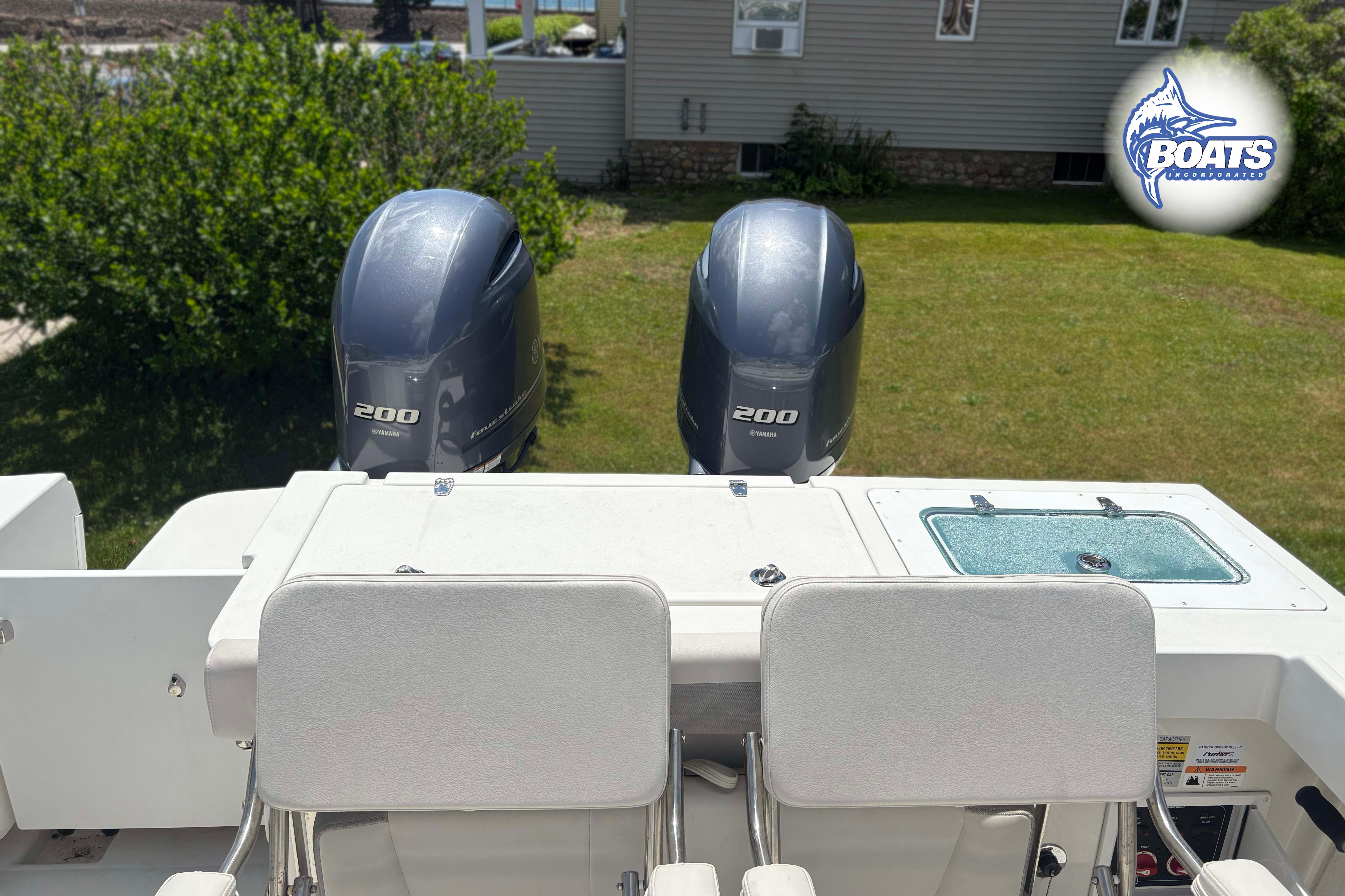 Parker 2520 XLD Sport Cabin 2021 with twin Yamaha 200 engines, outdoor view.