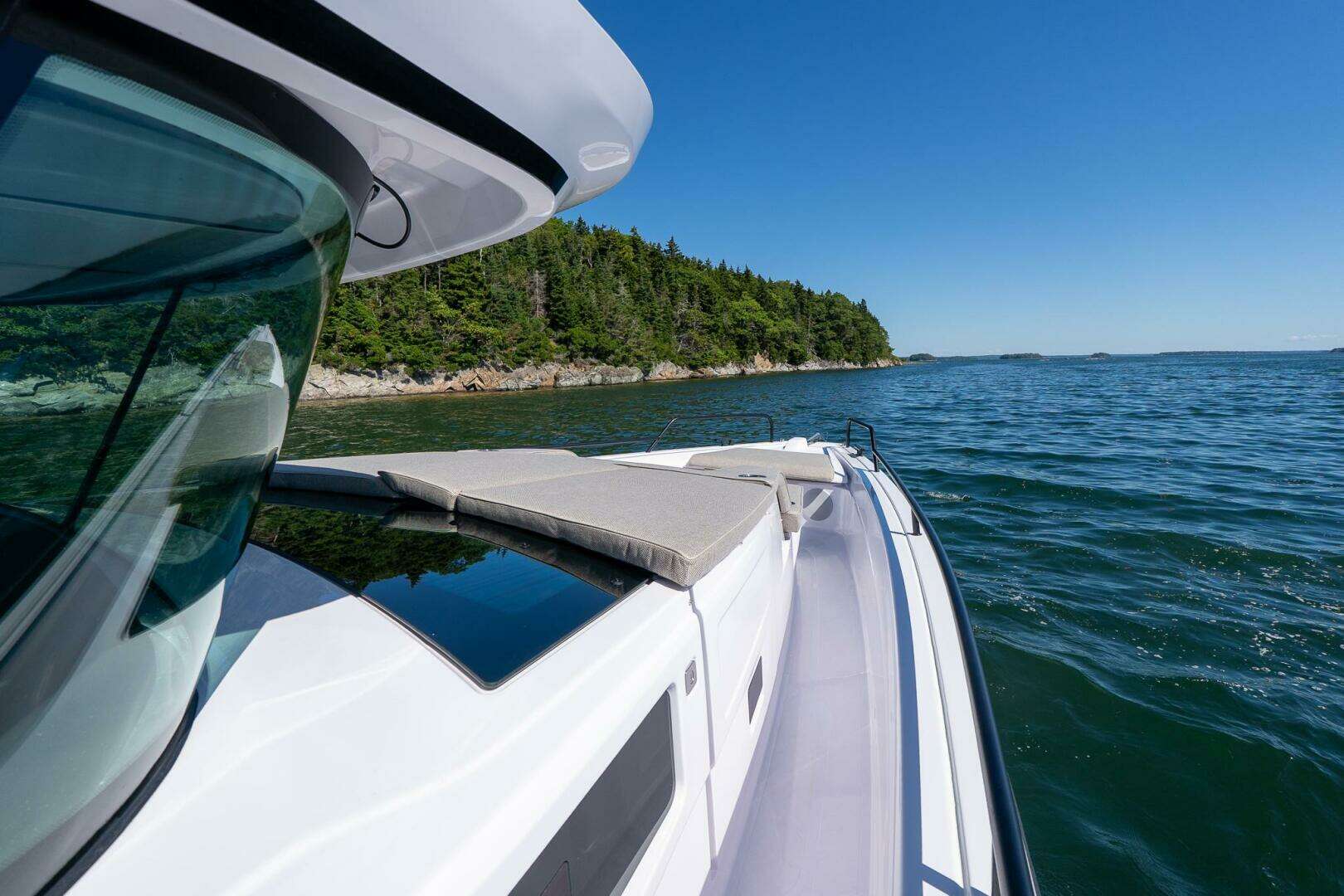 2025 Axopar Cross Cabin - Image 20