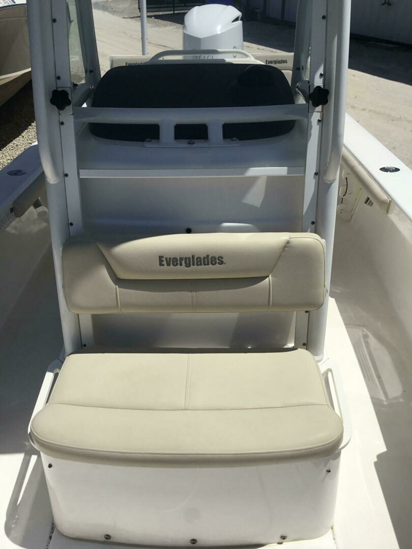 2016 Everglades 243CC - Image 10