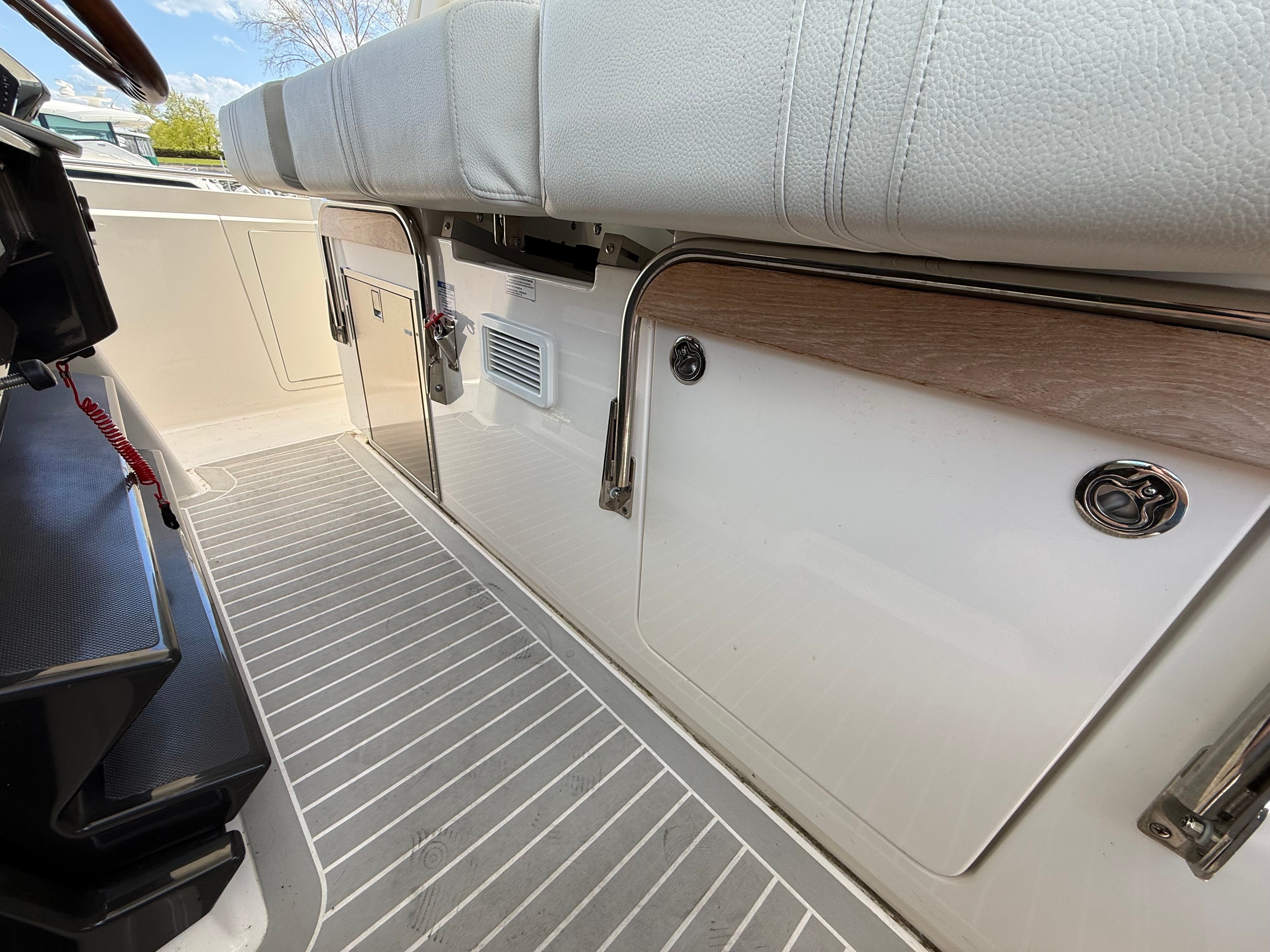 2024 Tiara Yachts 38 LS - 34