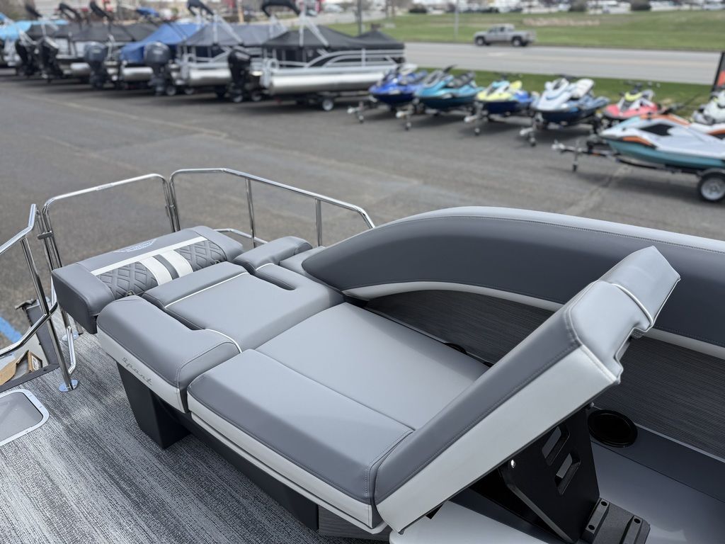 2026 Bennington 24 M Sport Lounge - 21