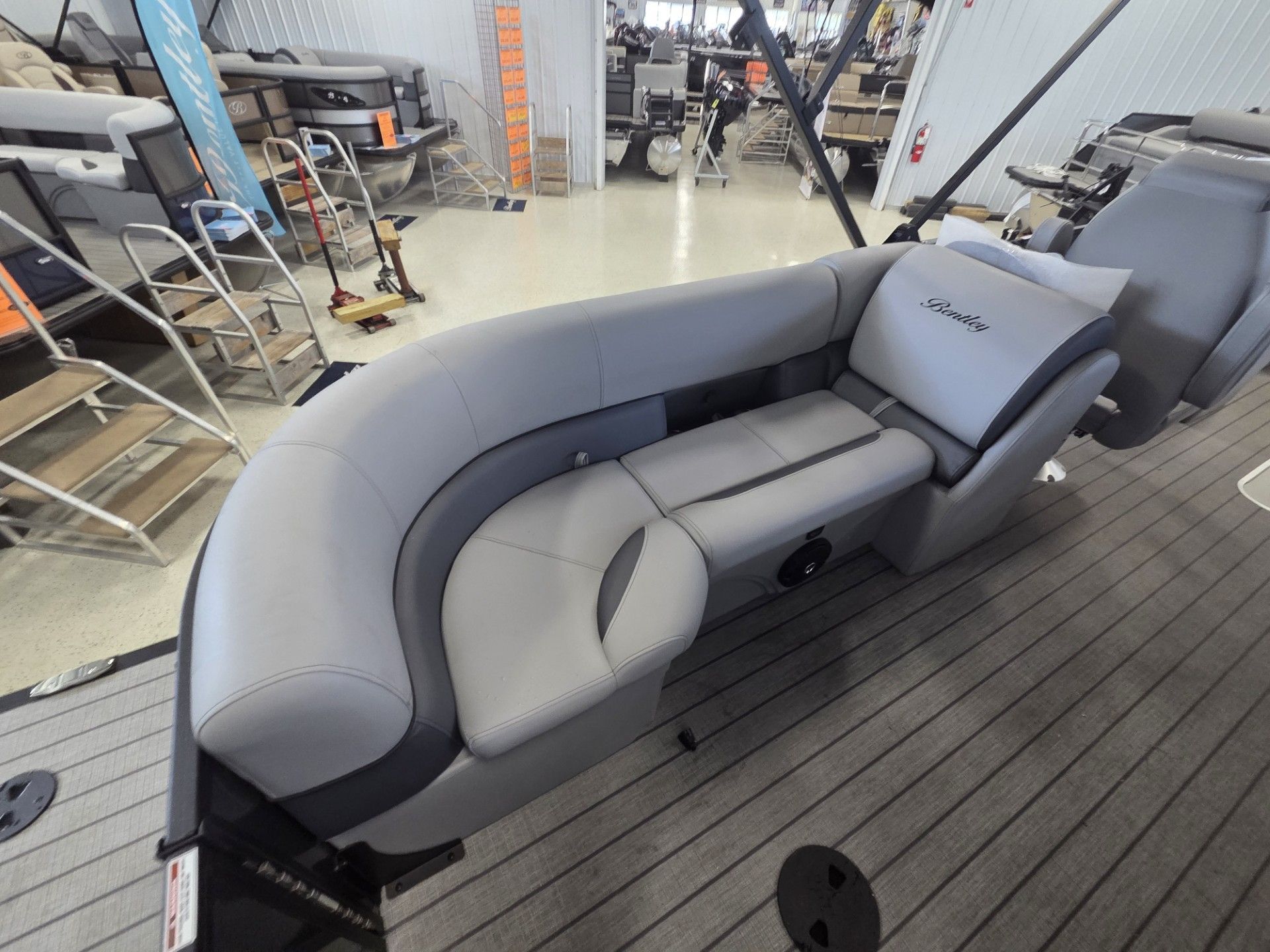 2026 Bentley Pontoons Legacy 223 Navigator - 13