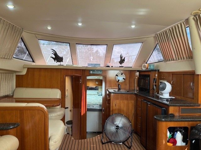 2005 Carver 41 Cockpit Motor Yacht - 15