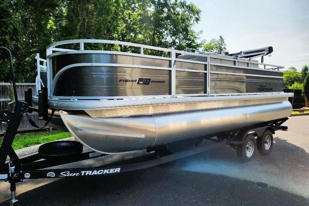 2026 Sun Tracker Fishin' Barge 20 DLX