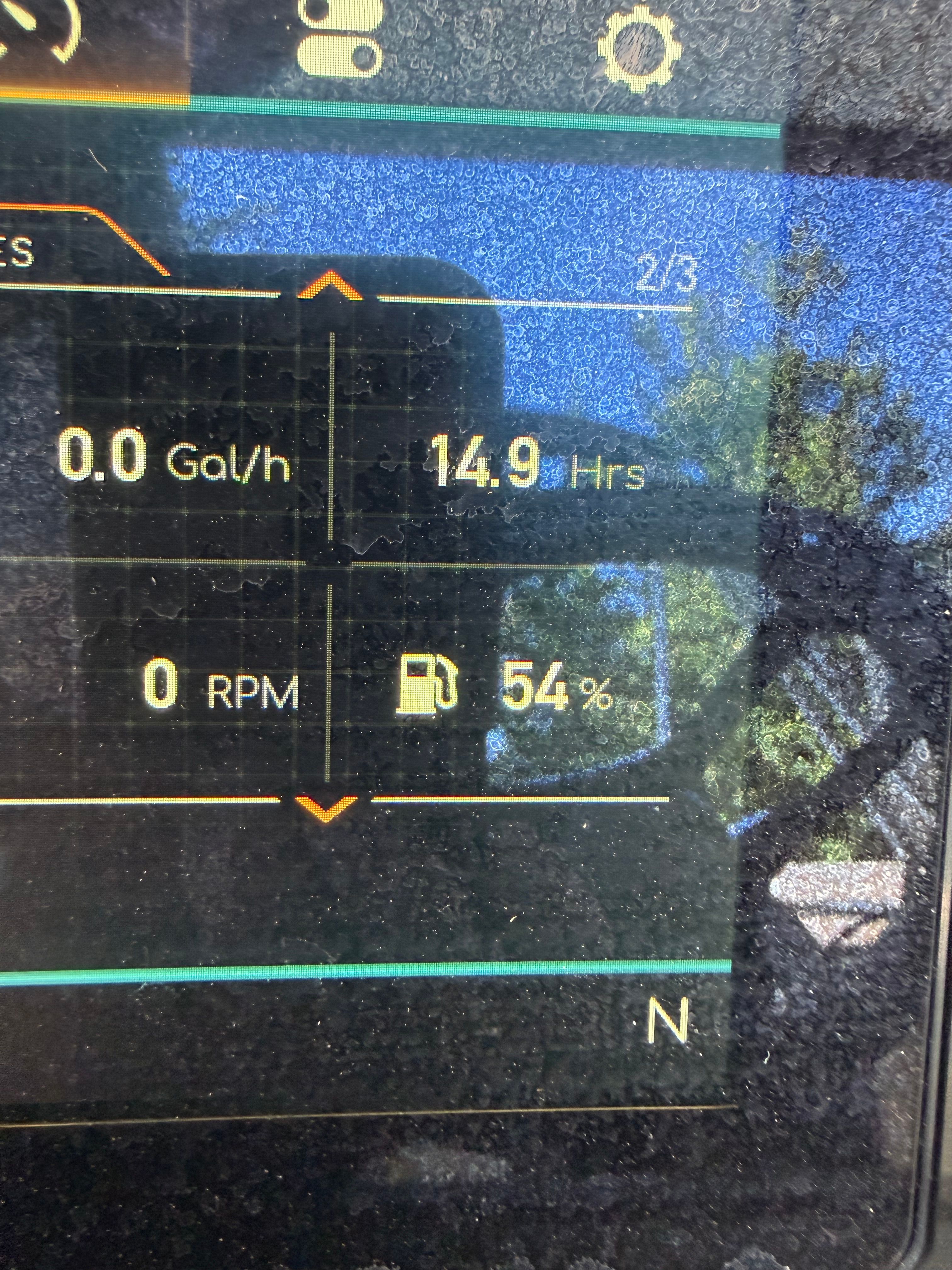 Stingray 192 SC 2023 display showing 54% fuel level.