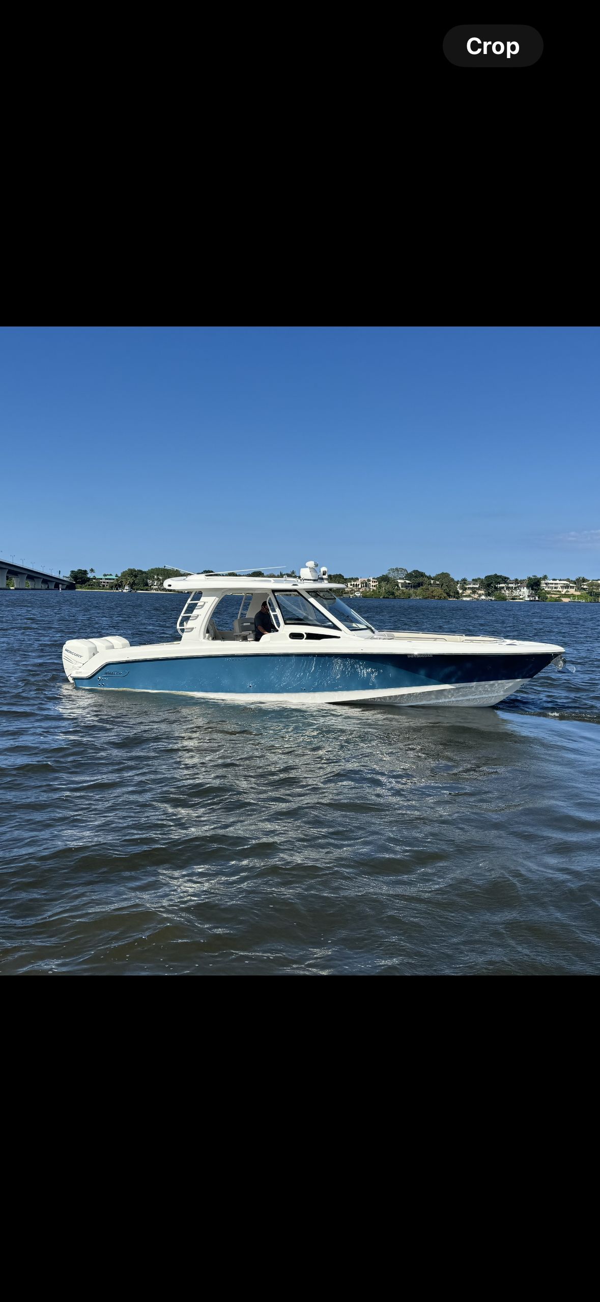 Boston Whaler 350 Realm 2020 on calm waters.