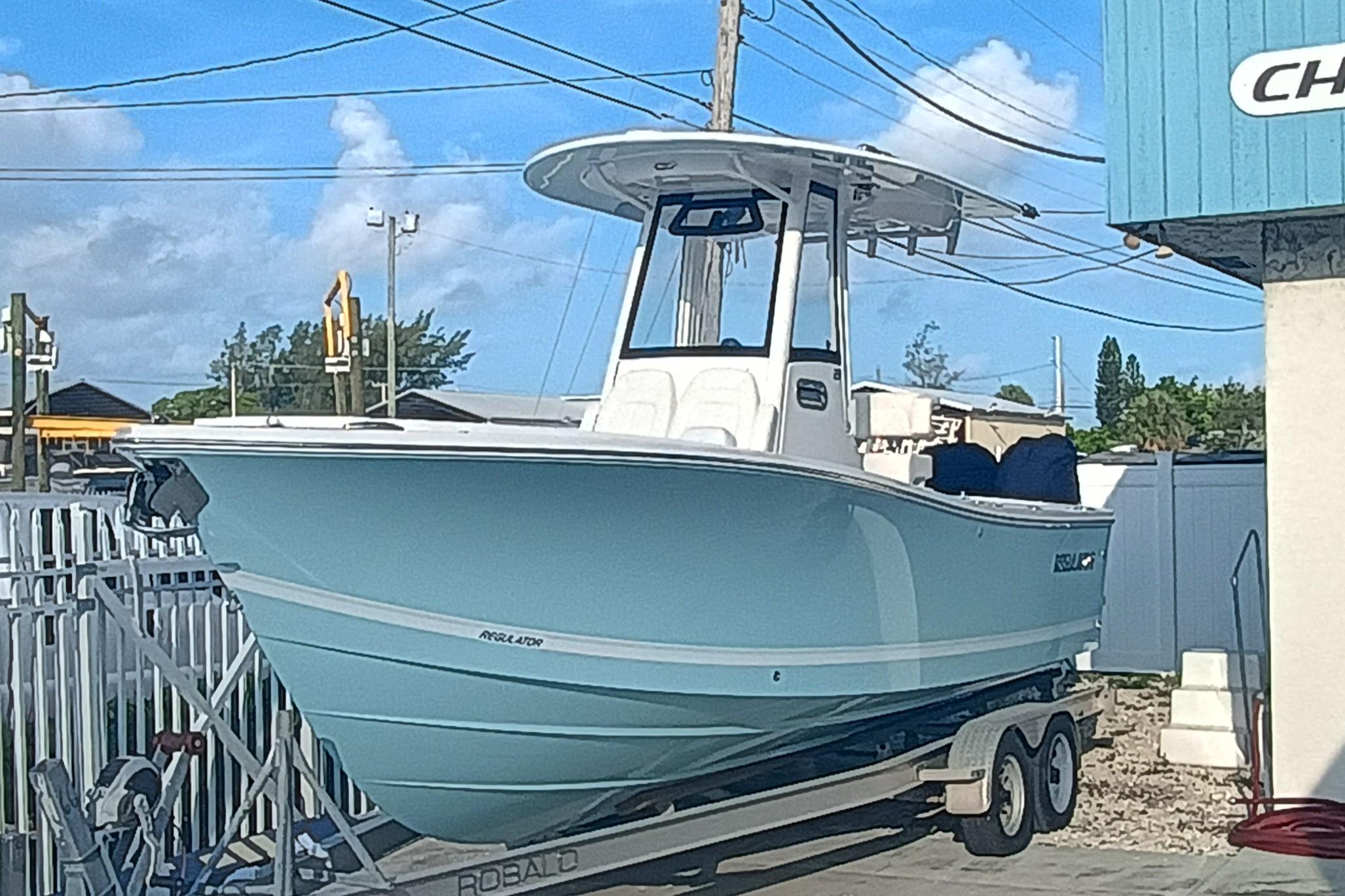 2025 Regulator 23 Center Console
