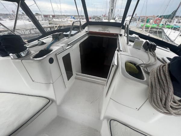 The cockpit of a 2000 Hunter 410 yacht with ropes and helm station.
