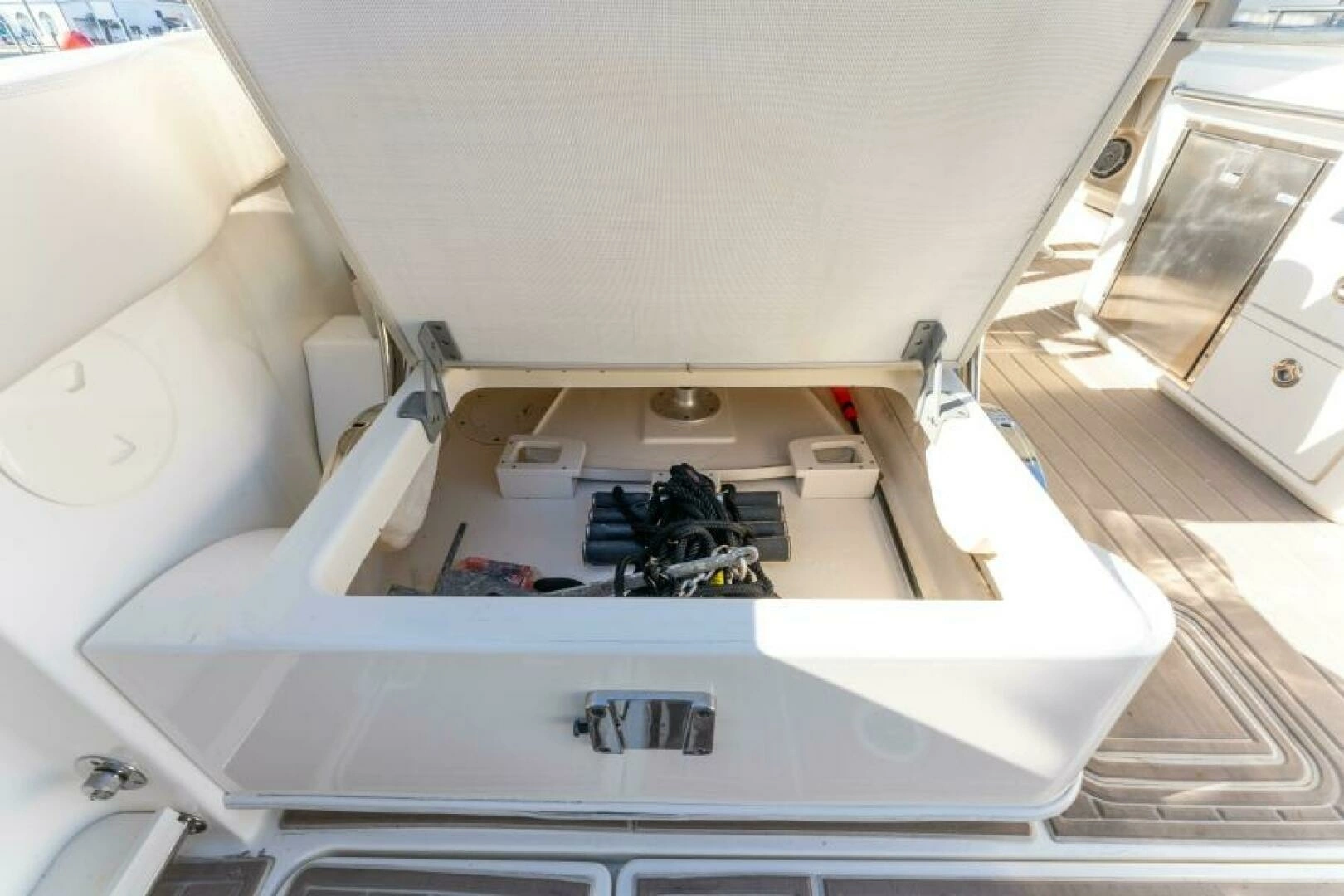 2017 Boston Whaler 320 Vantage - Image 18