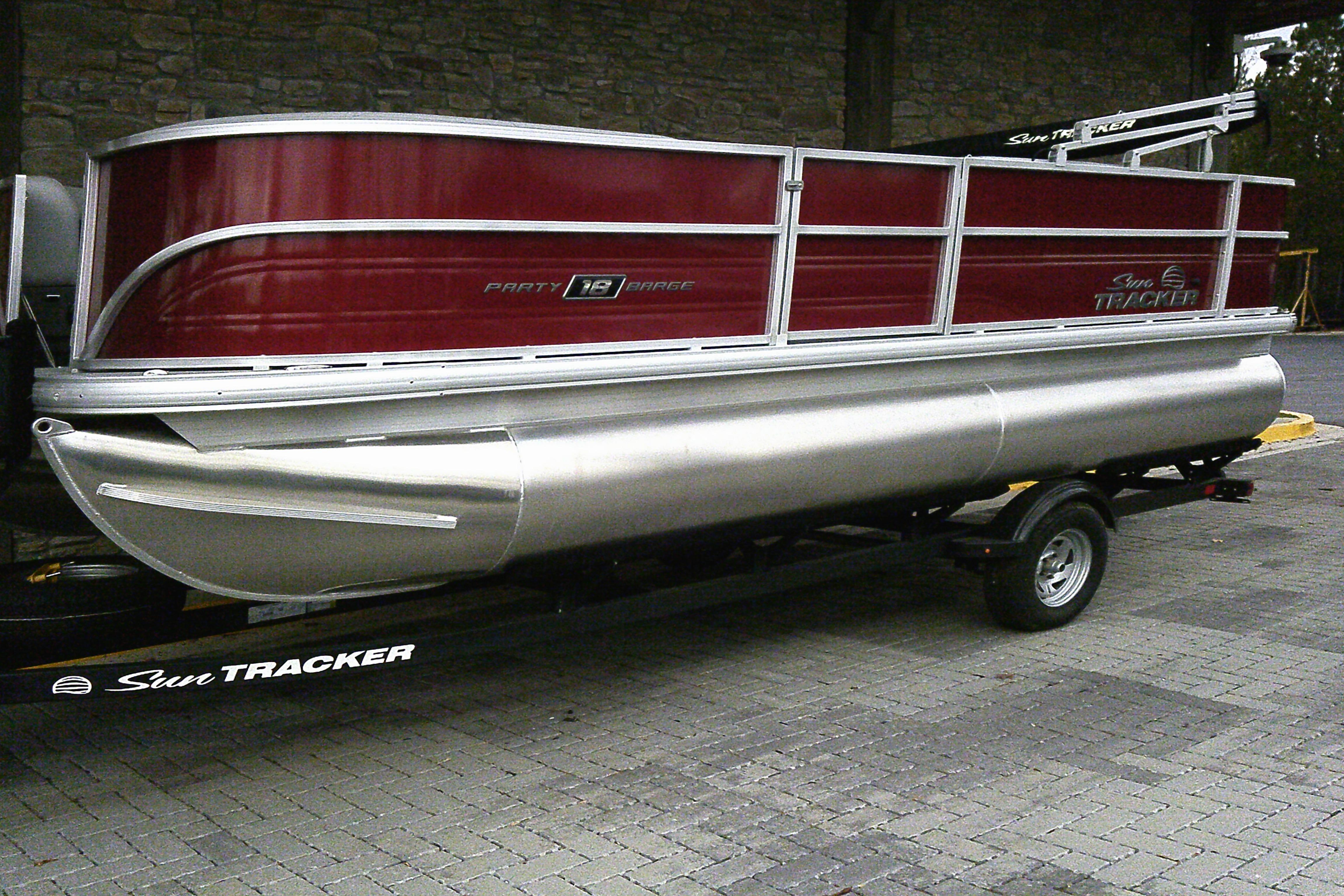 2026 Sun Tracker Party Barge 18 DLX