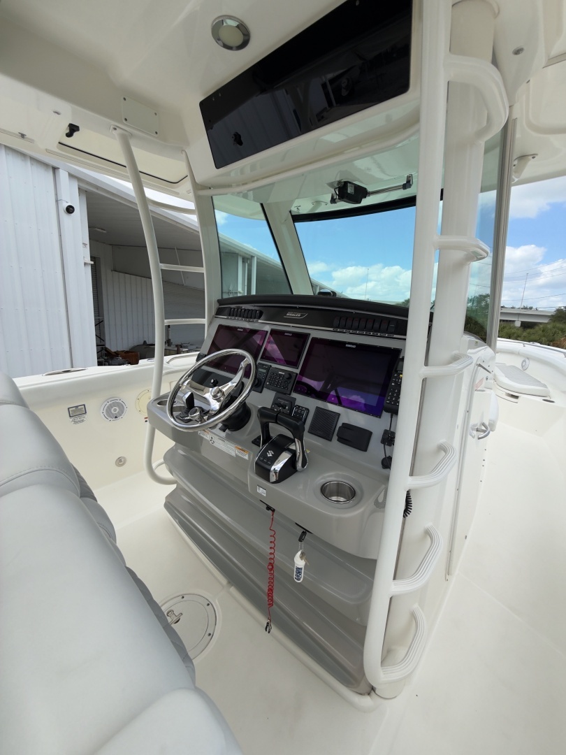 2016 Boston Whaler 350 Outrage - Image 35